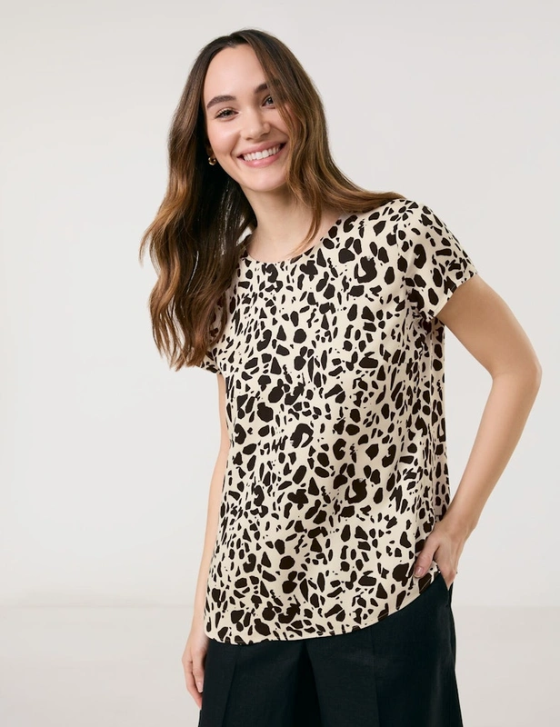 טי-שירט בהדפס מודרני ייחודי