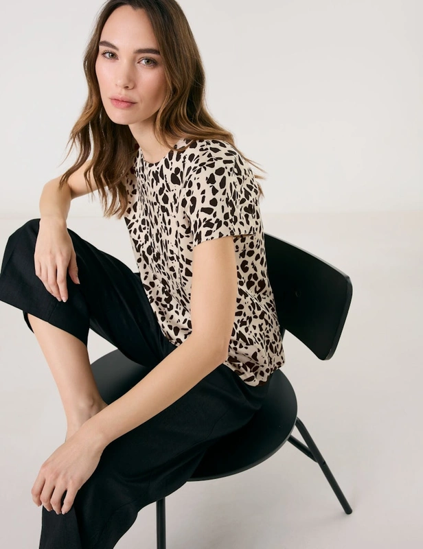 טי-שירט בהדפס מודרני ייחודי