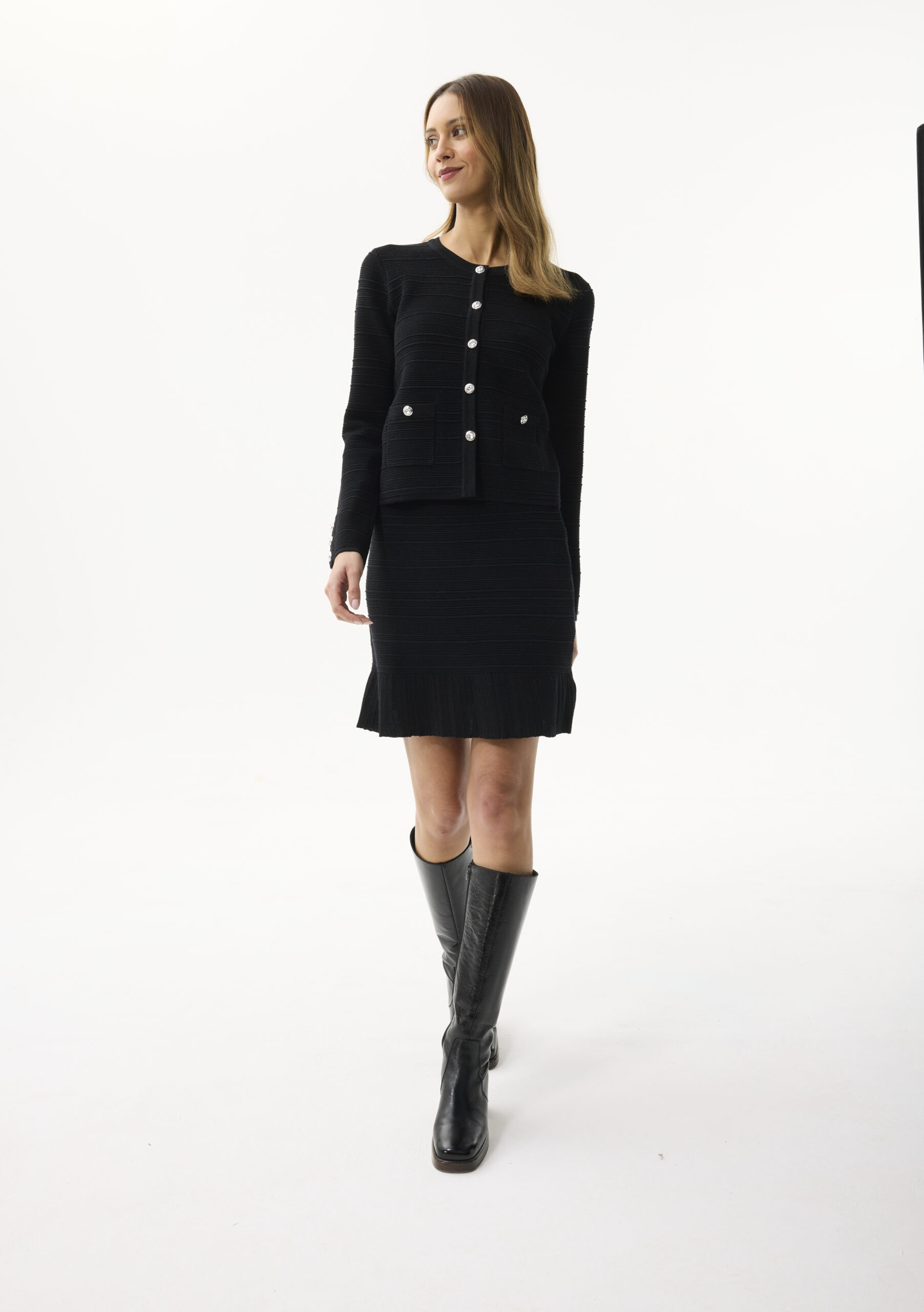 ג׳קט סריג שחור בטקסטורה עשירה עם כפתורי מתכת מבריקים