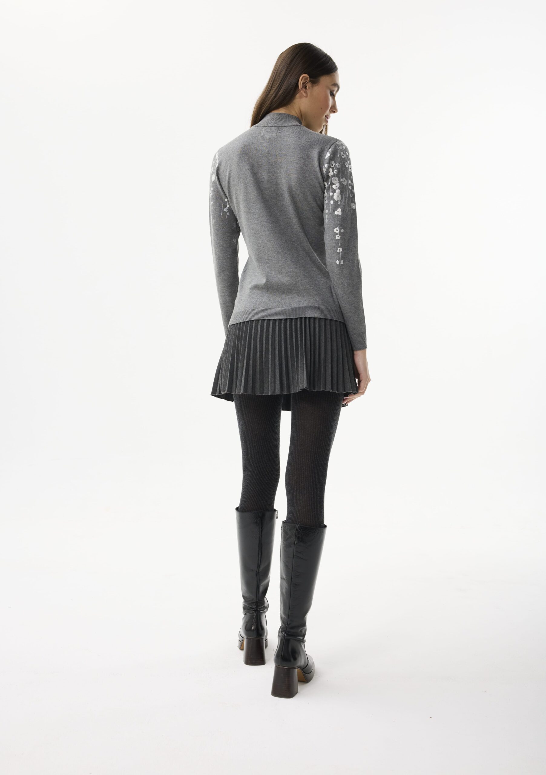 AW152-GREYSILVER_0138 סריג אפור עם דוגמת פרחים עדינה מבד מחמם