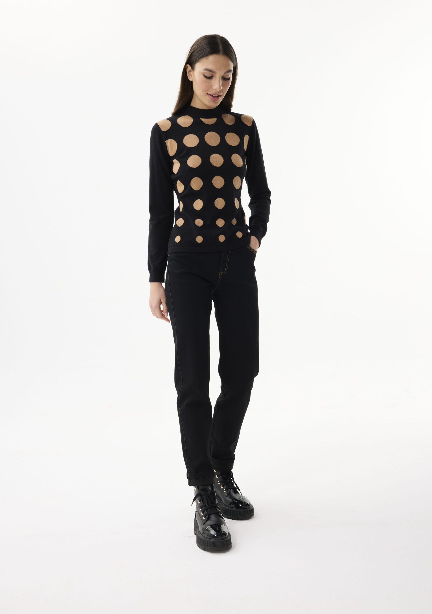 AW174-BLACKBEIGE_0556 חולצת סריג עם נקודות מבד נעים