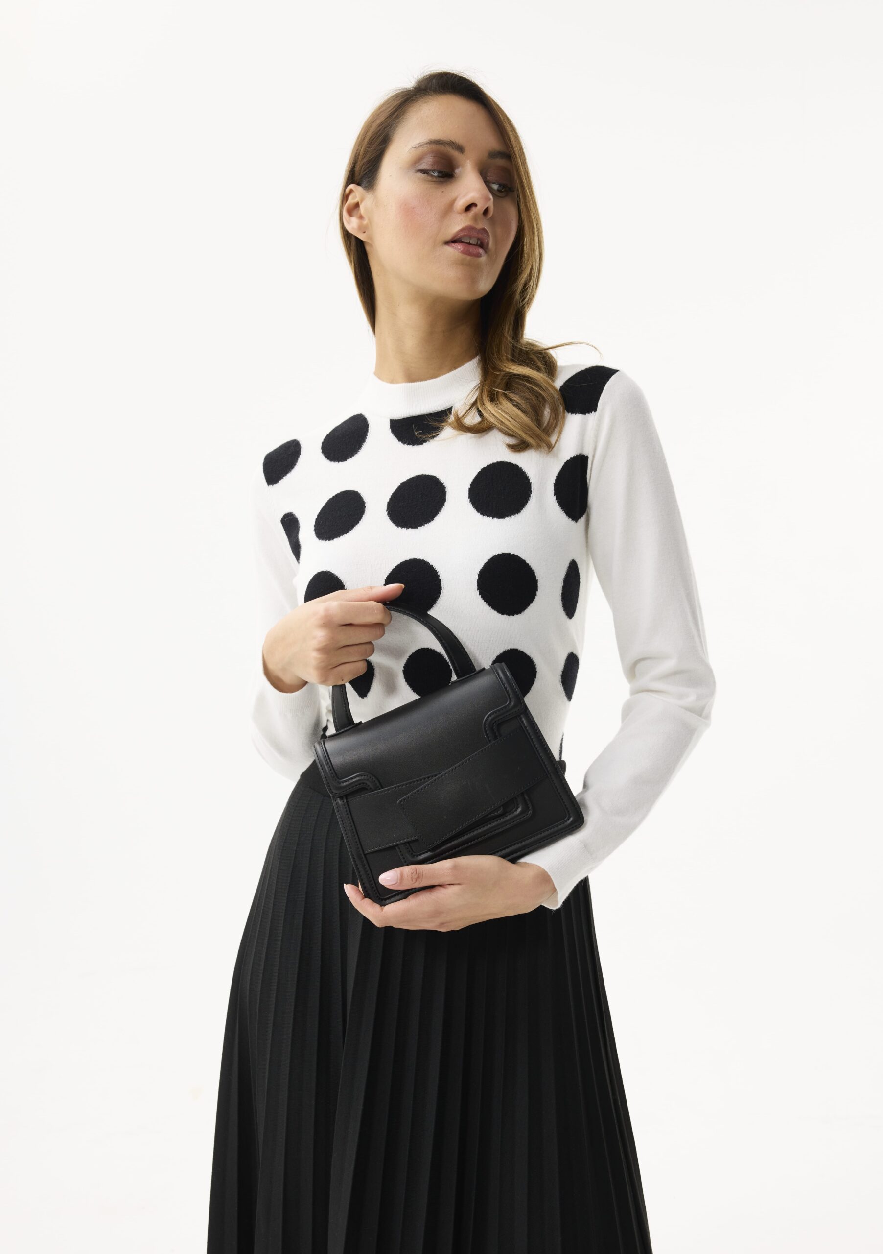 AW174-OFFWHITEBLACK_1254 חולצת סריג עם נקודות מבד נעים