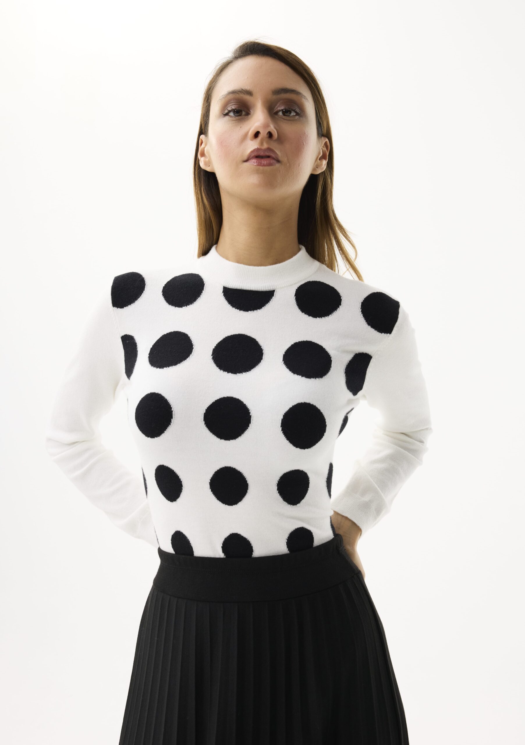 AW174-OFFWHITEBLACK_1257 חולצת סריג עם נקודות מבד נעים