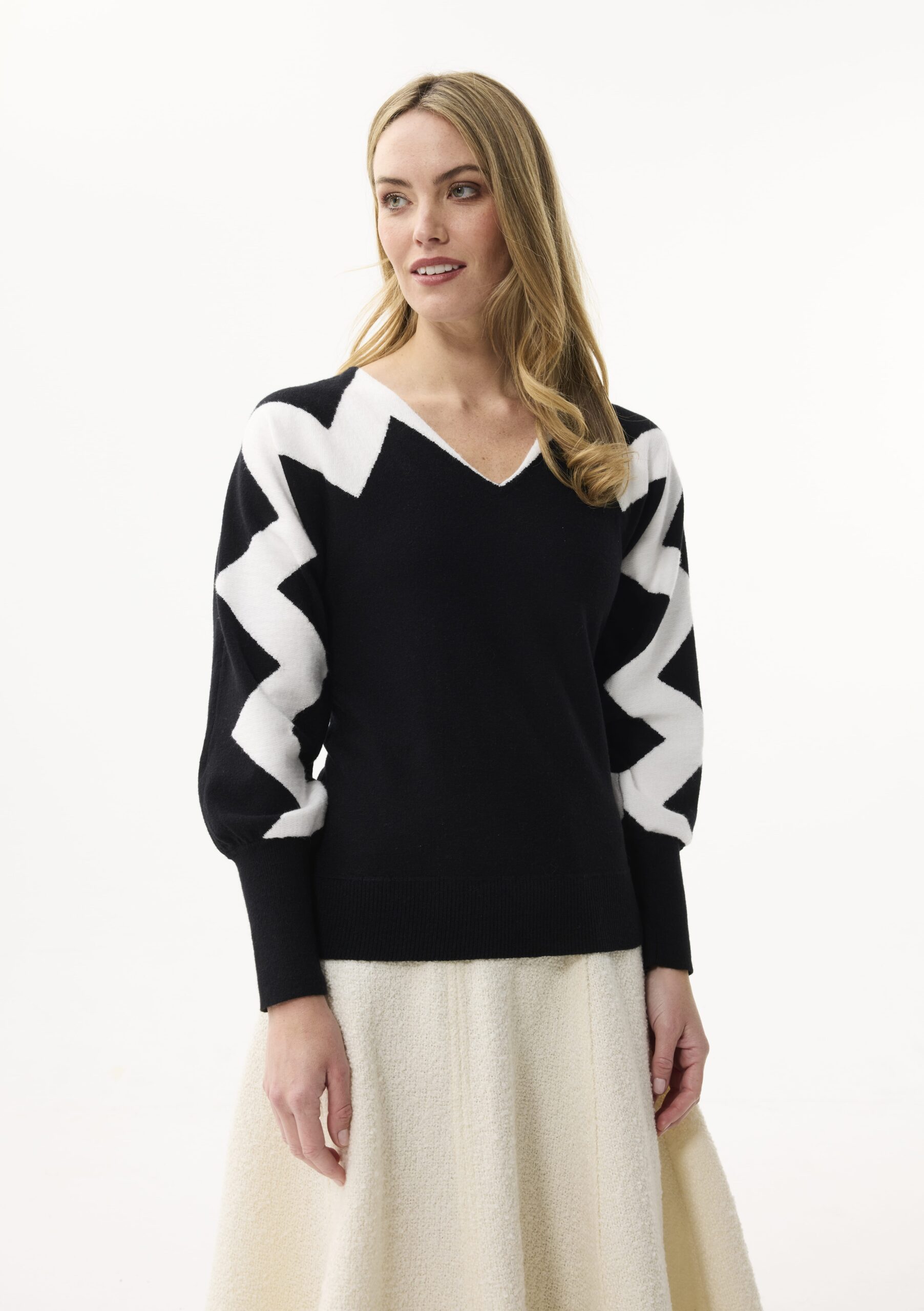 AW175-BLACKWHITE_0928 סריג שחור-לבן עם דוגמת זיגזג מבד נעים