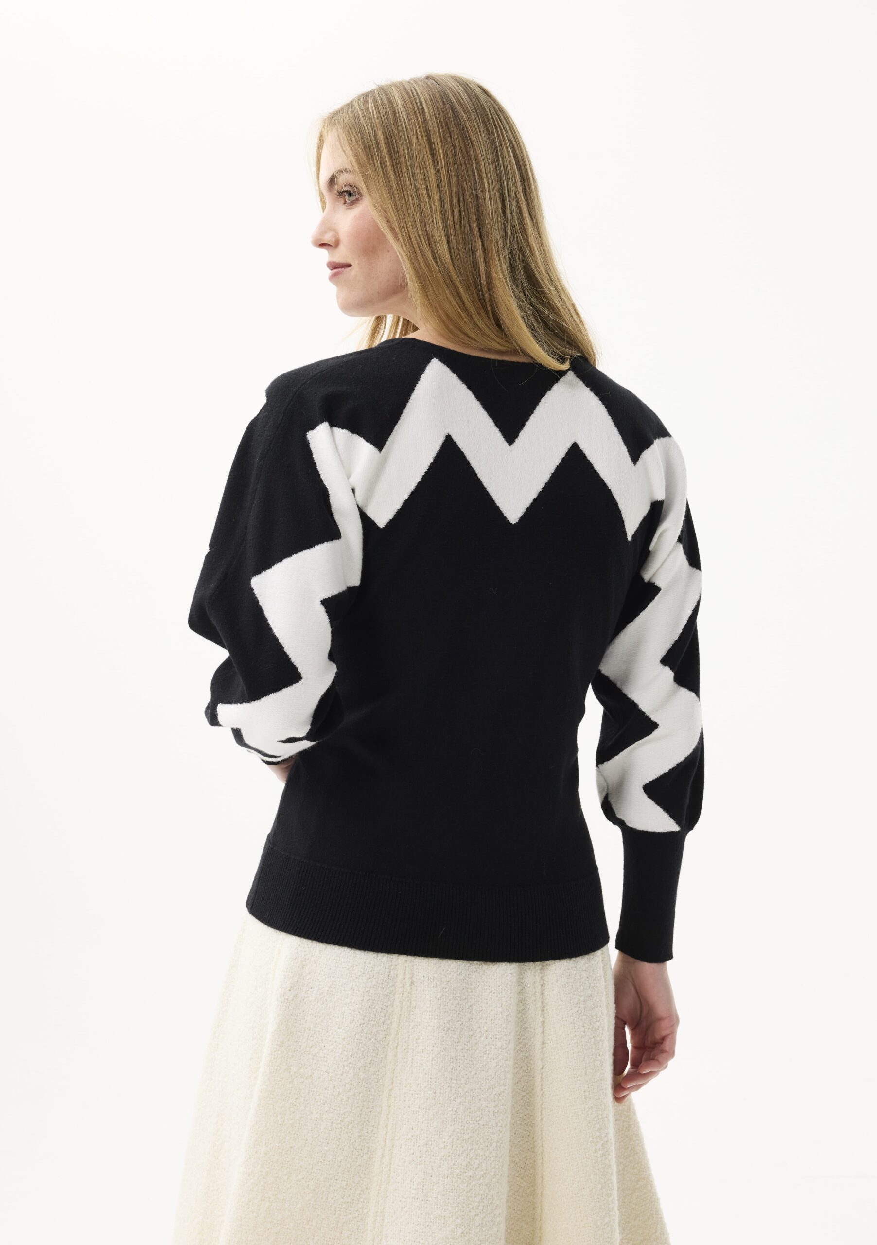 AW175-BLACKWHITE_0944 סריג שחור-לבן עם דוגמת זיגזג מבד נעים