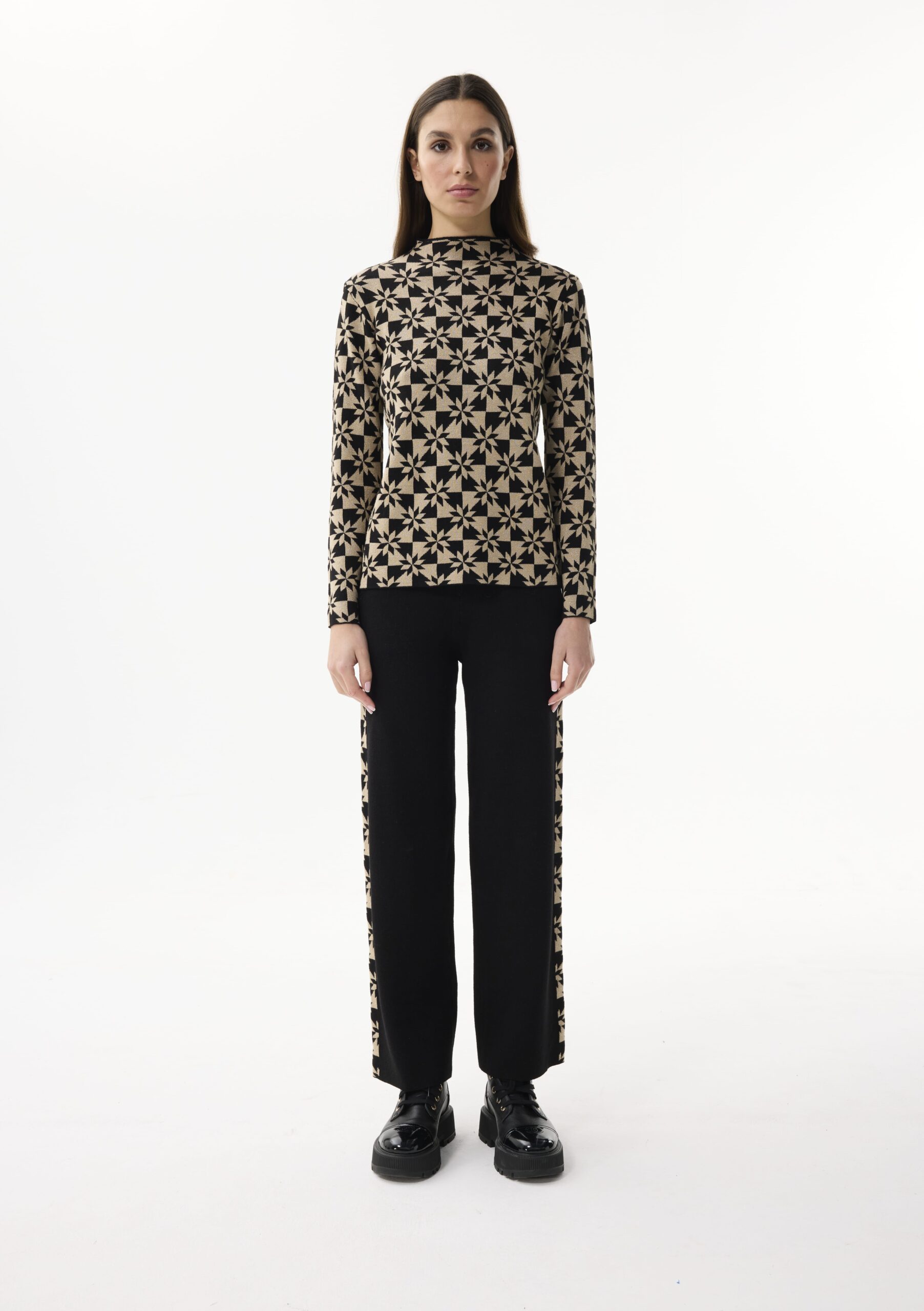 חולצת סריג שחור-שמנת בדוגמת גיאומטרית מבד נעים