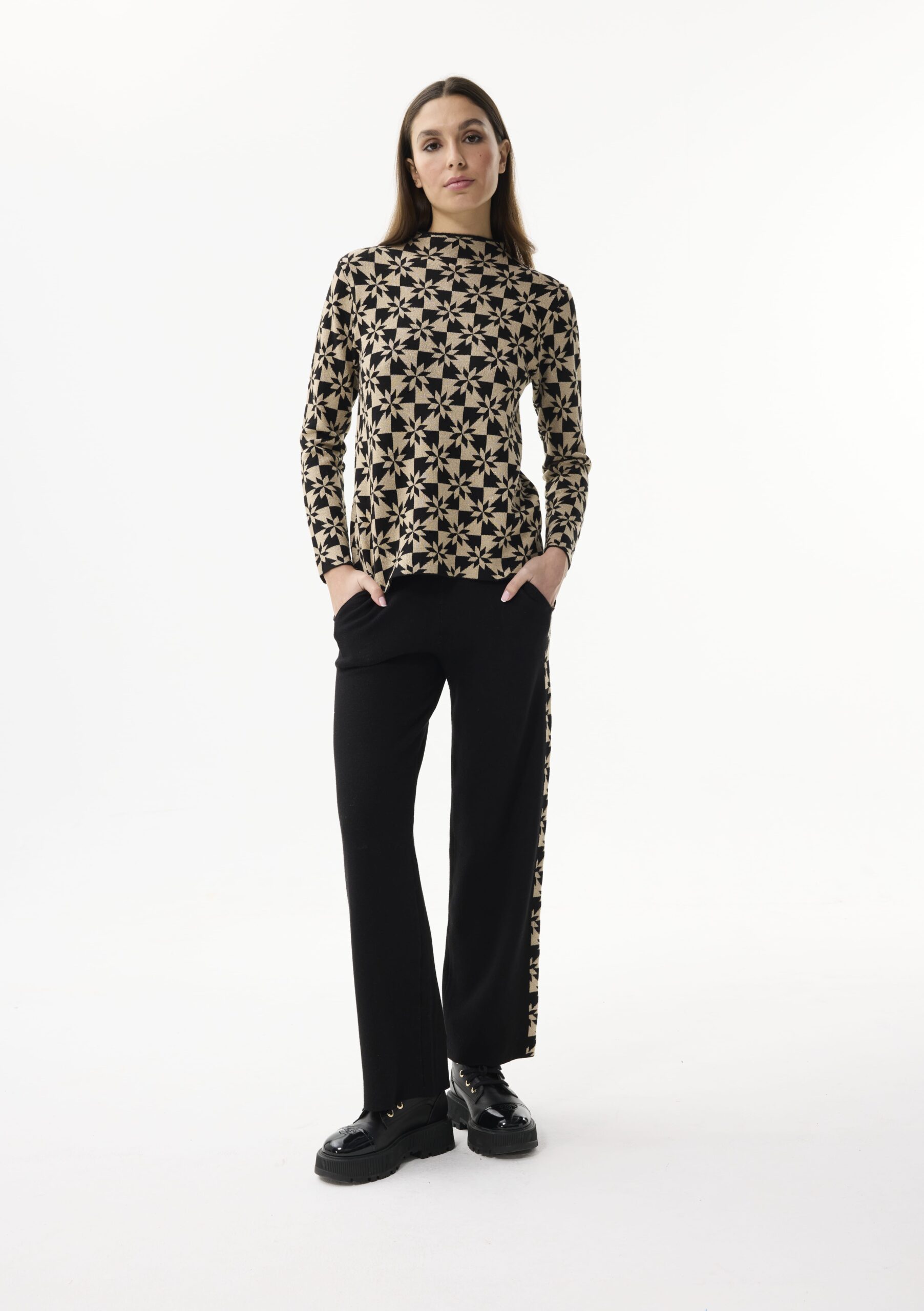 חולצת סריג שחור-שמנת בדוגמת גיאומטרית מבד נעים