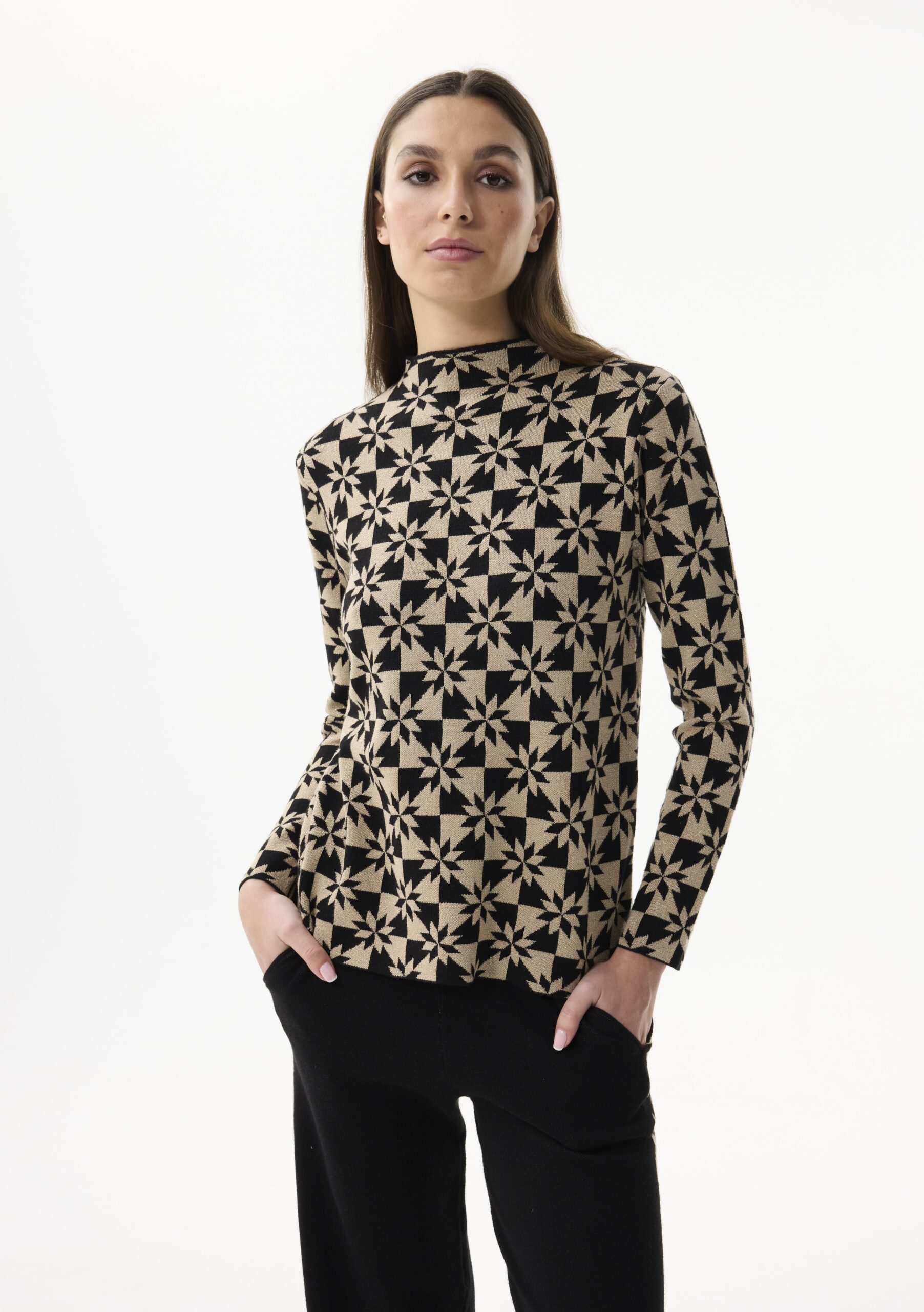 חולצת סריג שחור-שמנת בדוגמת גיאומטרית מבד נעים