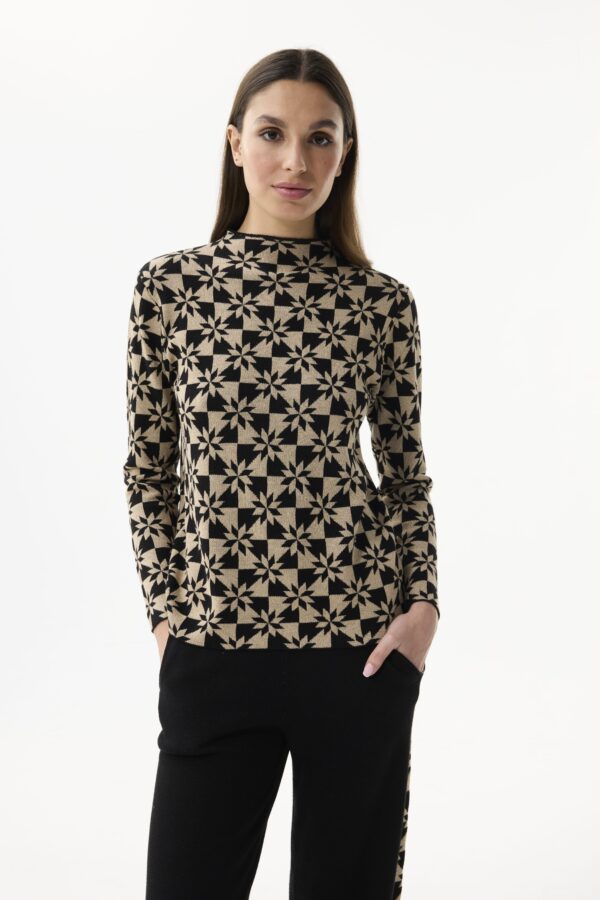 Sale 116 חולצת סריג שחור-שמנת בדוגמת גיאומטרית מבד נעים