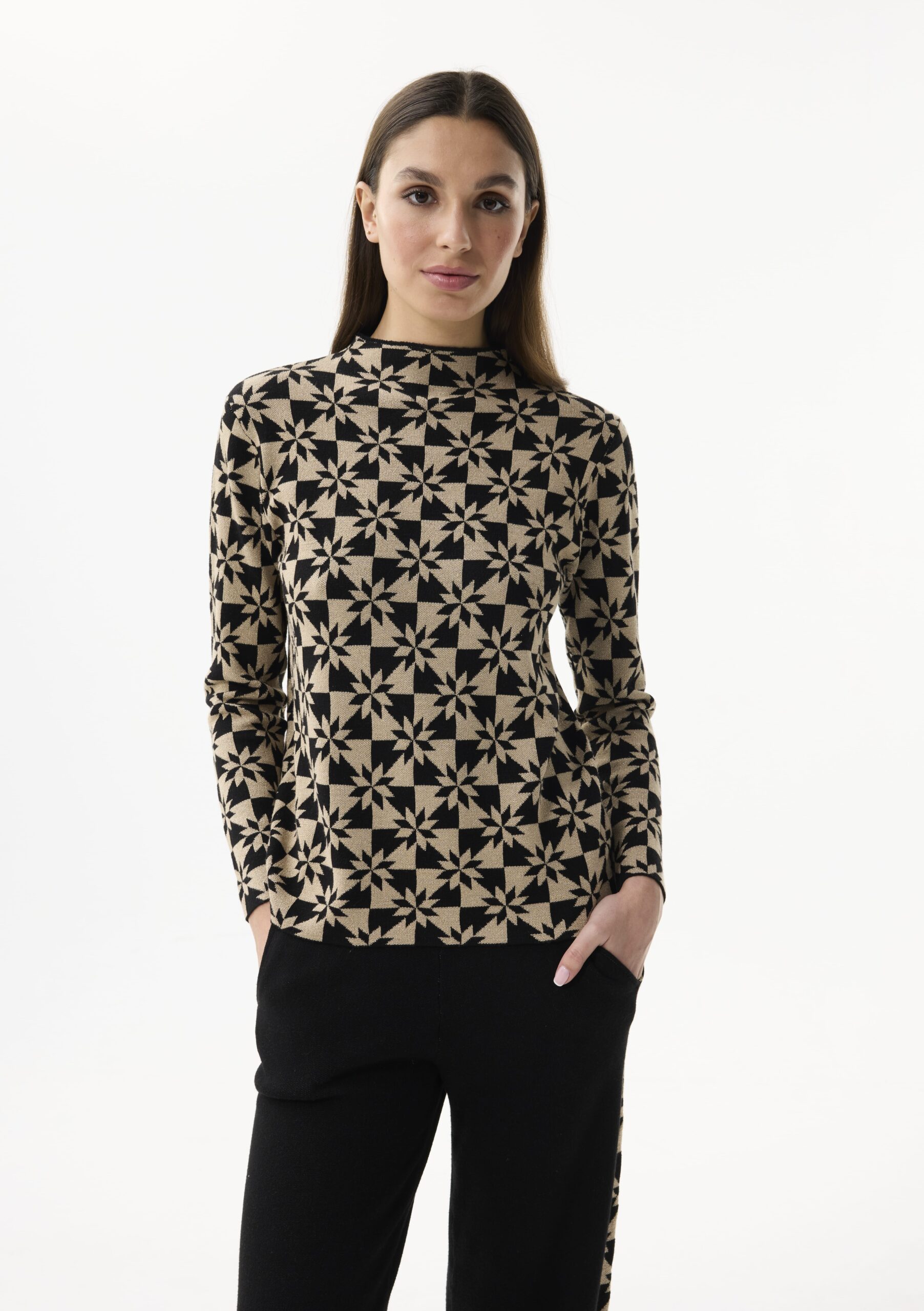 חולצת סריג שחור-שמנת בדוגמת גיאומטרית מבד נעים