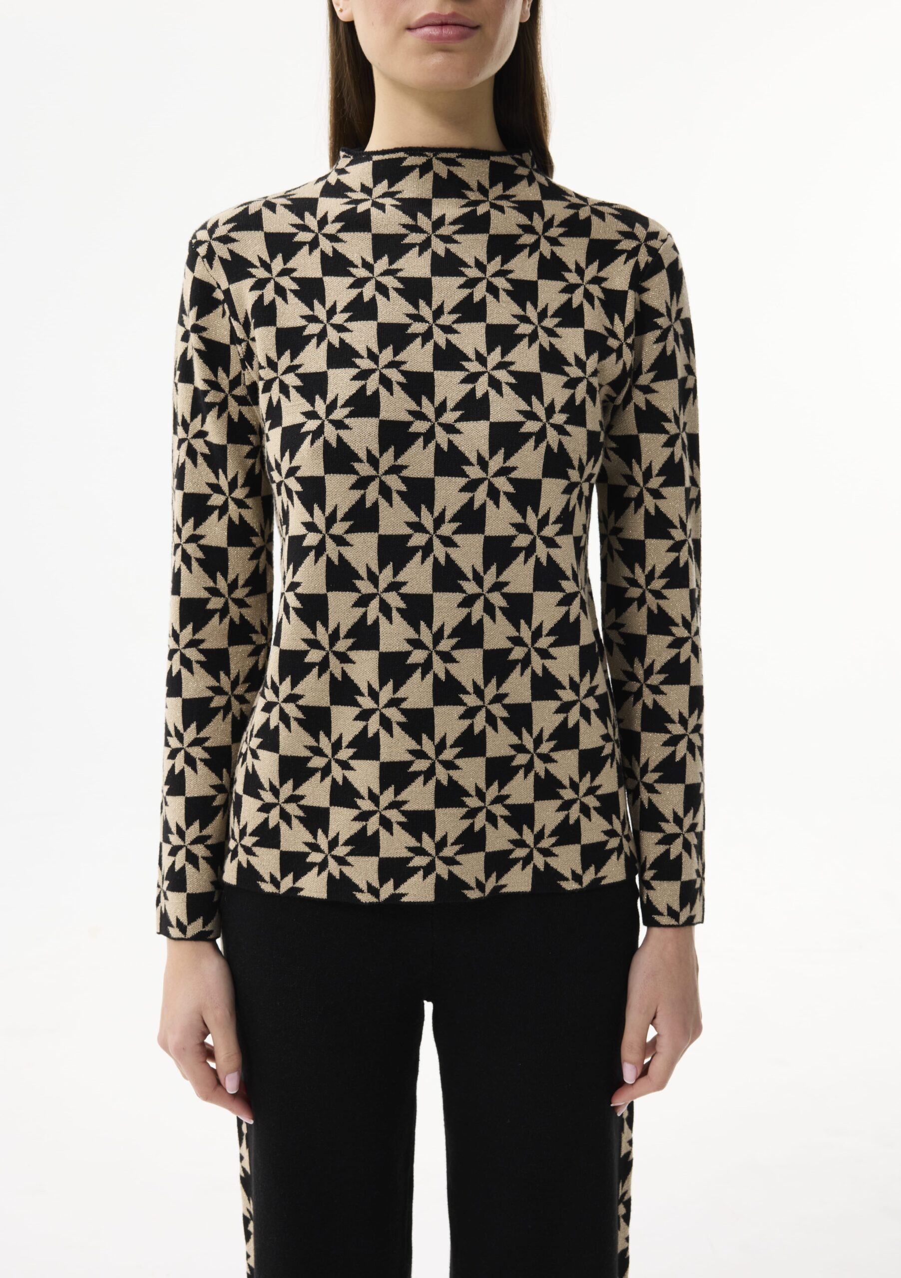 חולצת סריג שחור-שמנת בדוגמת גיאומטרית מבד נעים