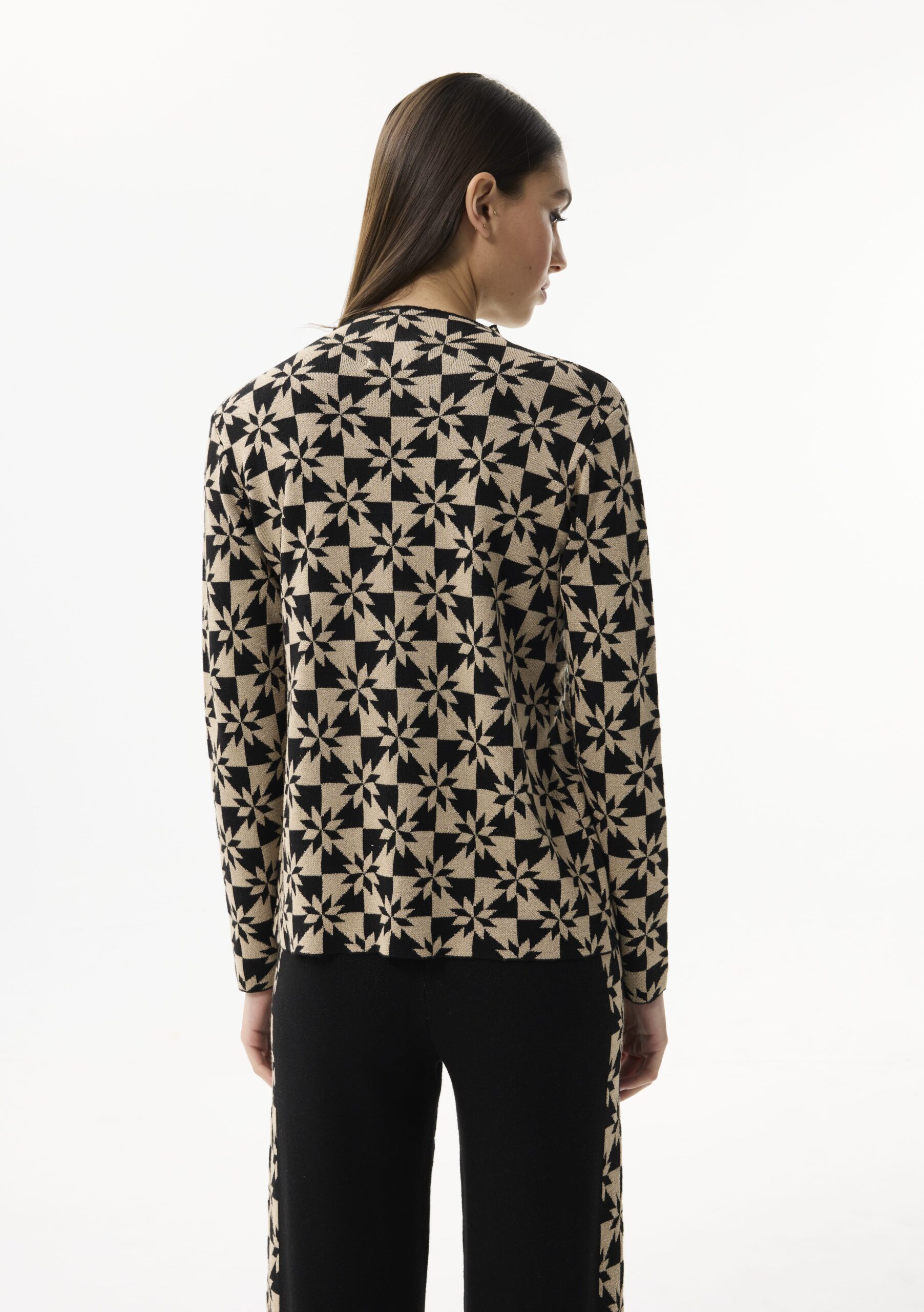 חולצת סריג שחור-שמנת בדוגמת גיאומטרית מבד נעים