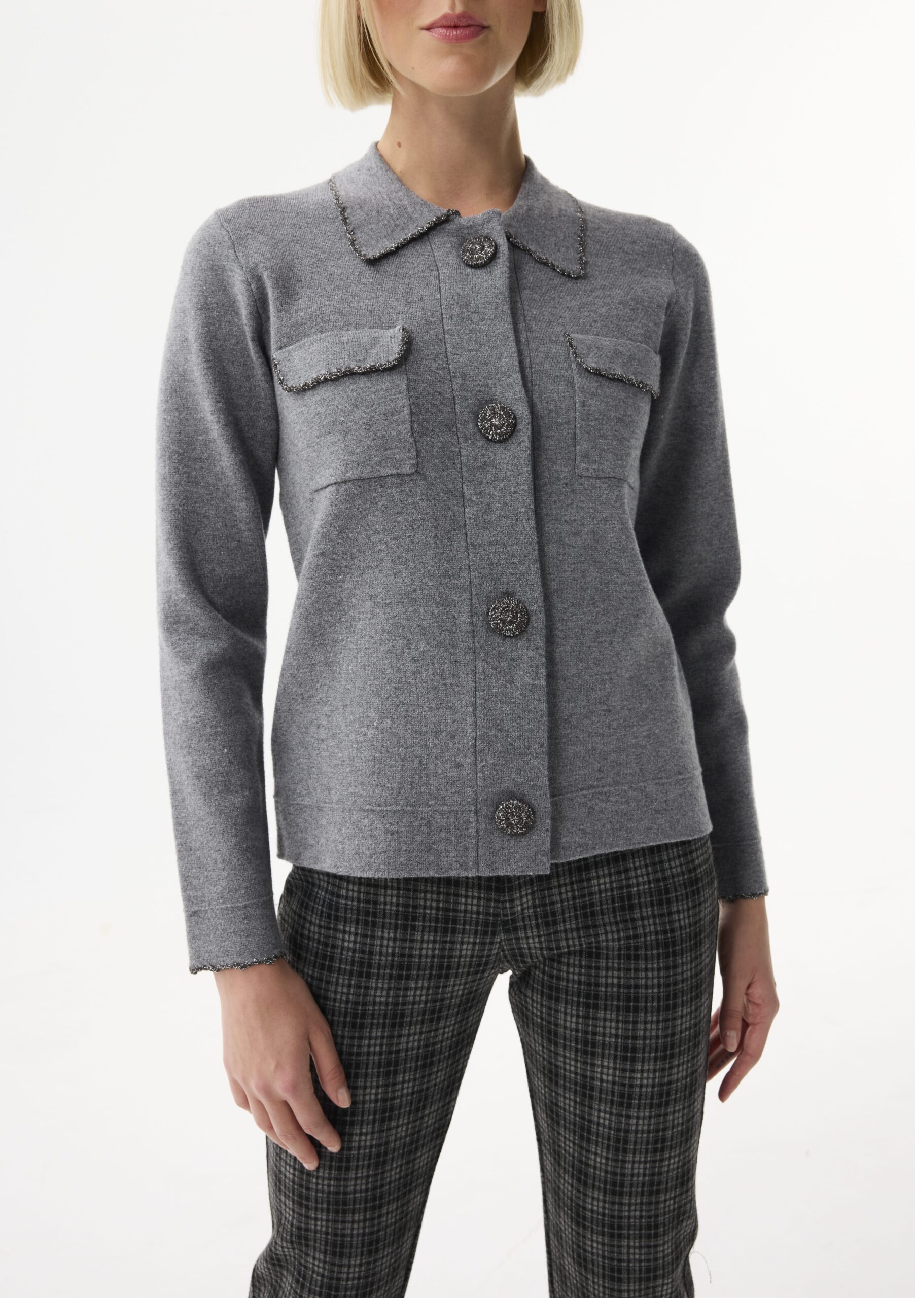 ג׳קט עם כיסים וכפתורים דקורטיביים מבד סריג