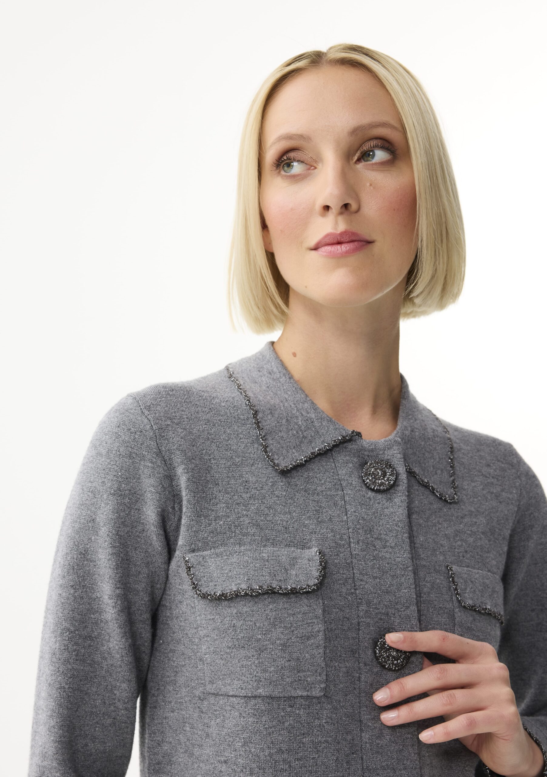 ג׳קט עם כיסים וכפתורים דקורטיביים מבד סריג