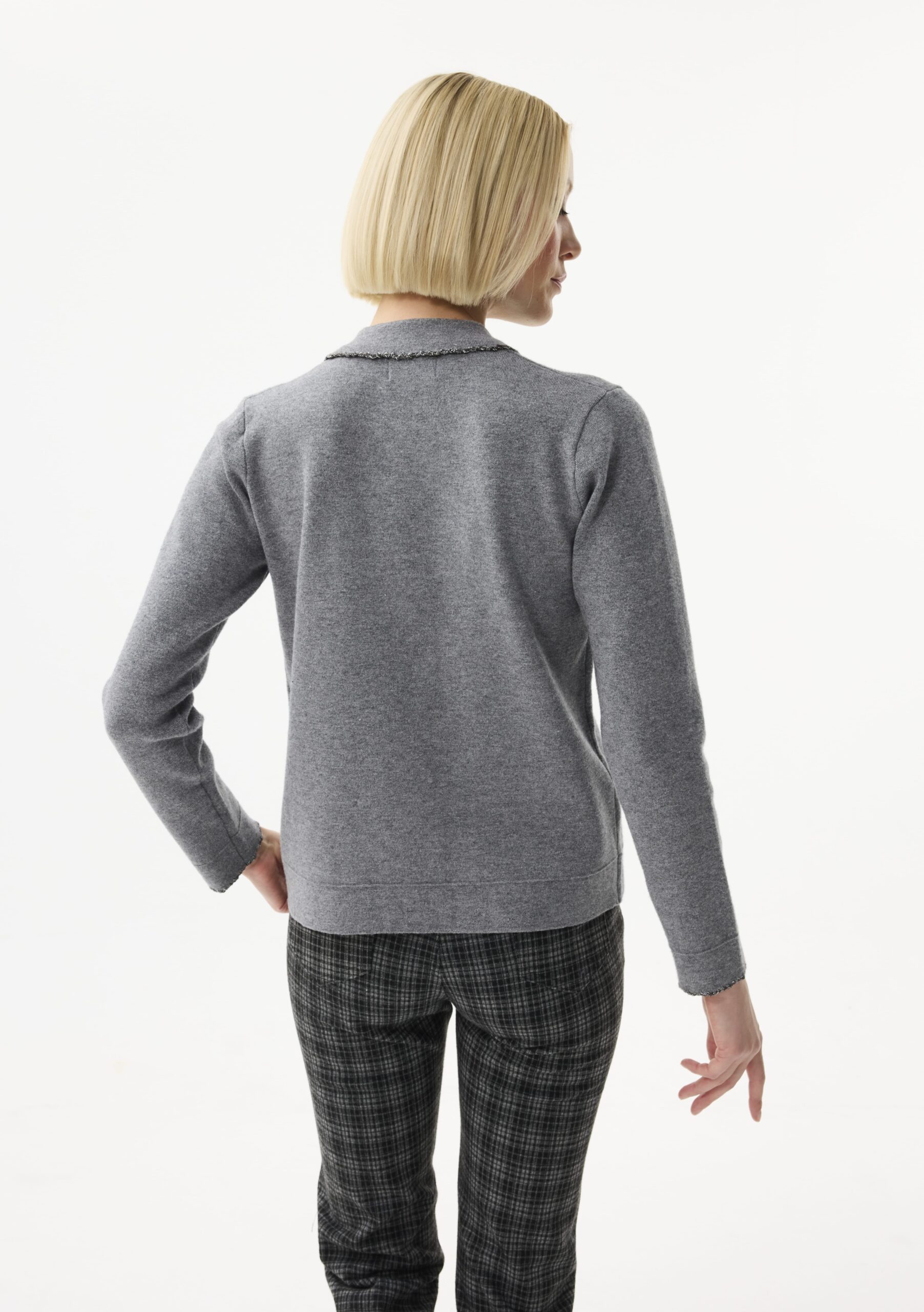 ג׳קט עם כיסים וכפתורים דקורטיביים מבד סריג