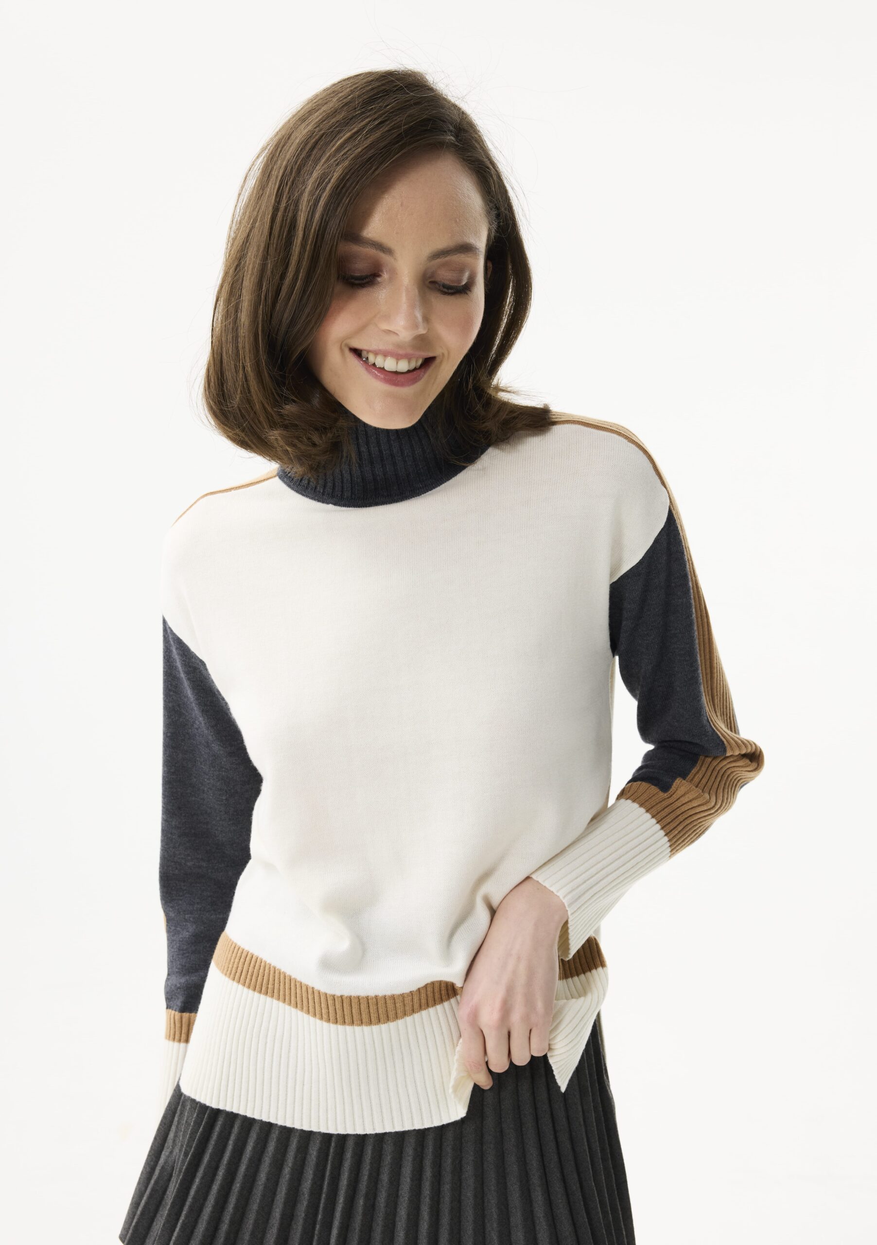 סוודר בשילוב צבעים מבד סריג חם