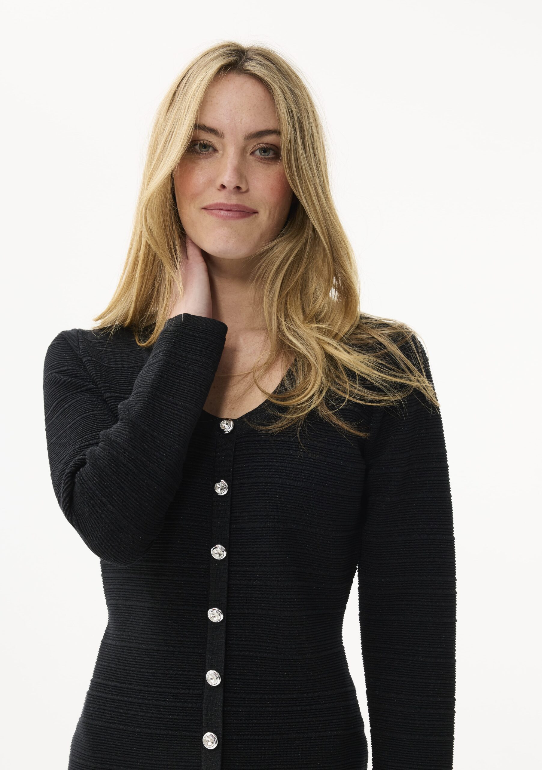 שמלת סריג שחורה עם כפתורים דקורטיביים בטקסטורה עשירה