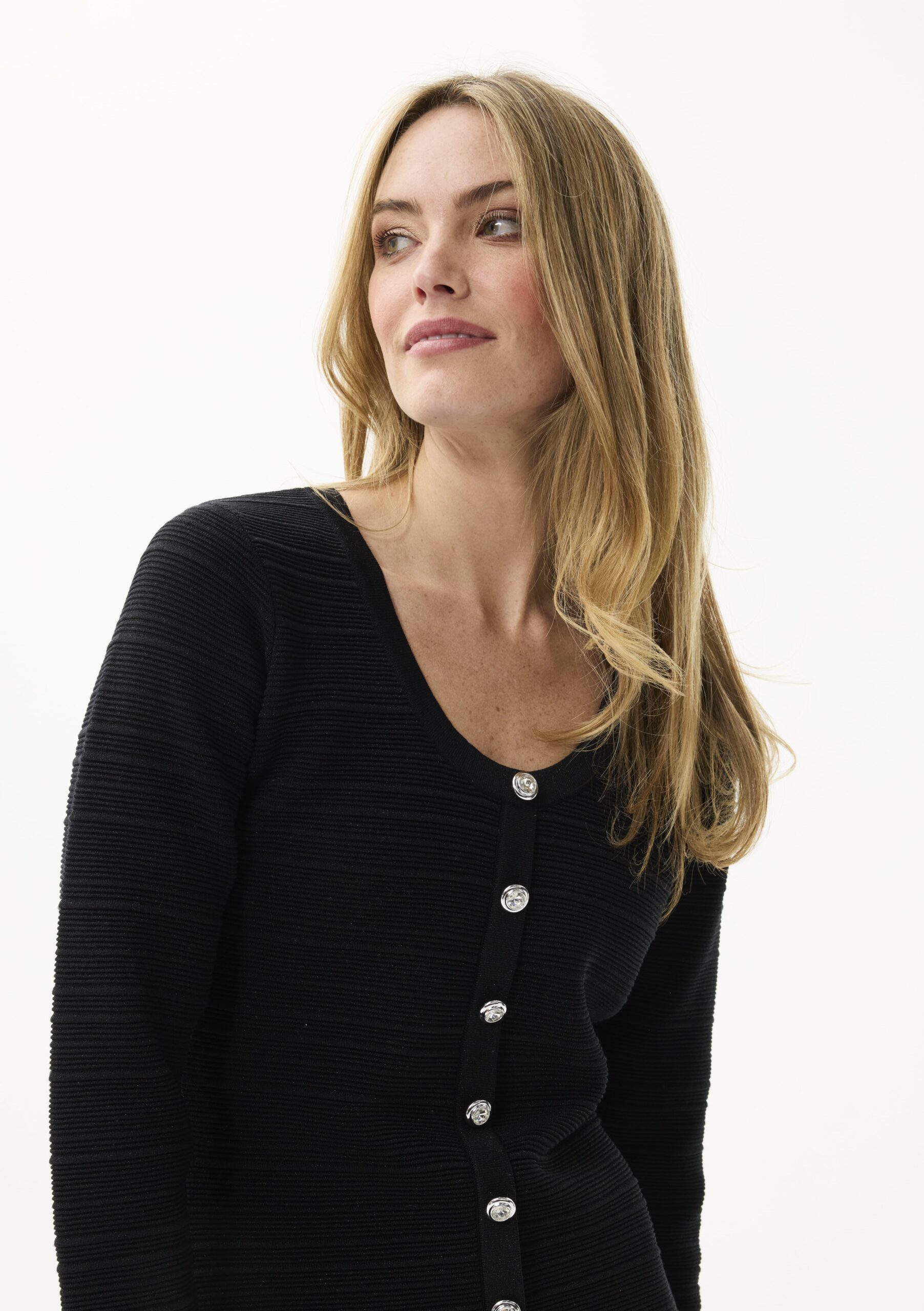 שמלת סריג שחורה עם כפתורים דקורטיביים בטקסטורה עשירה