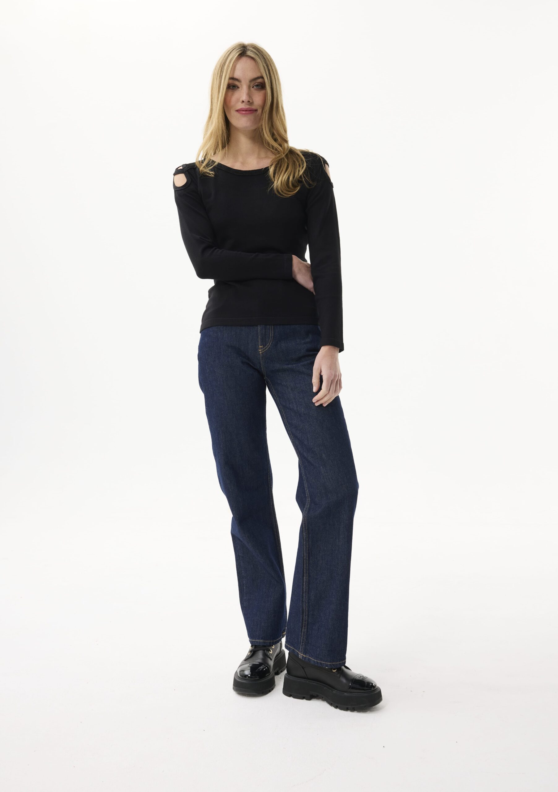 חולצה עם כתפיים פתוחות מבד סריג