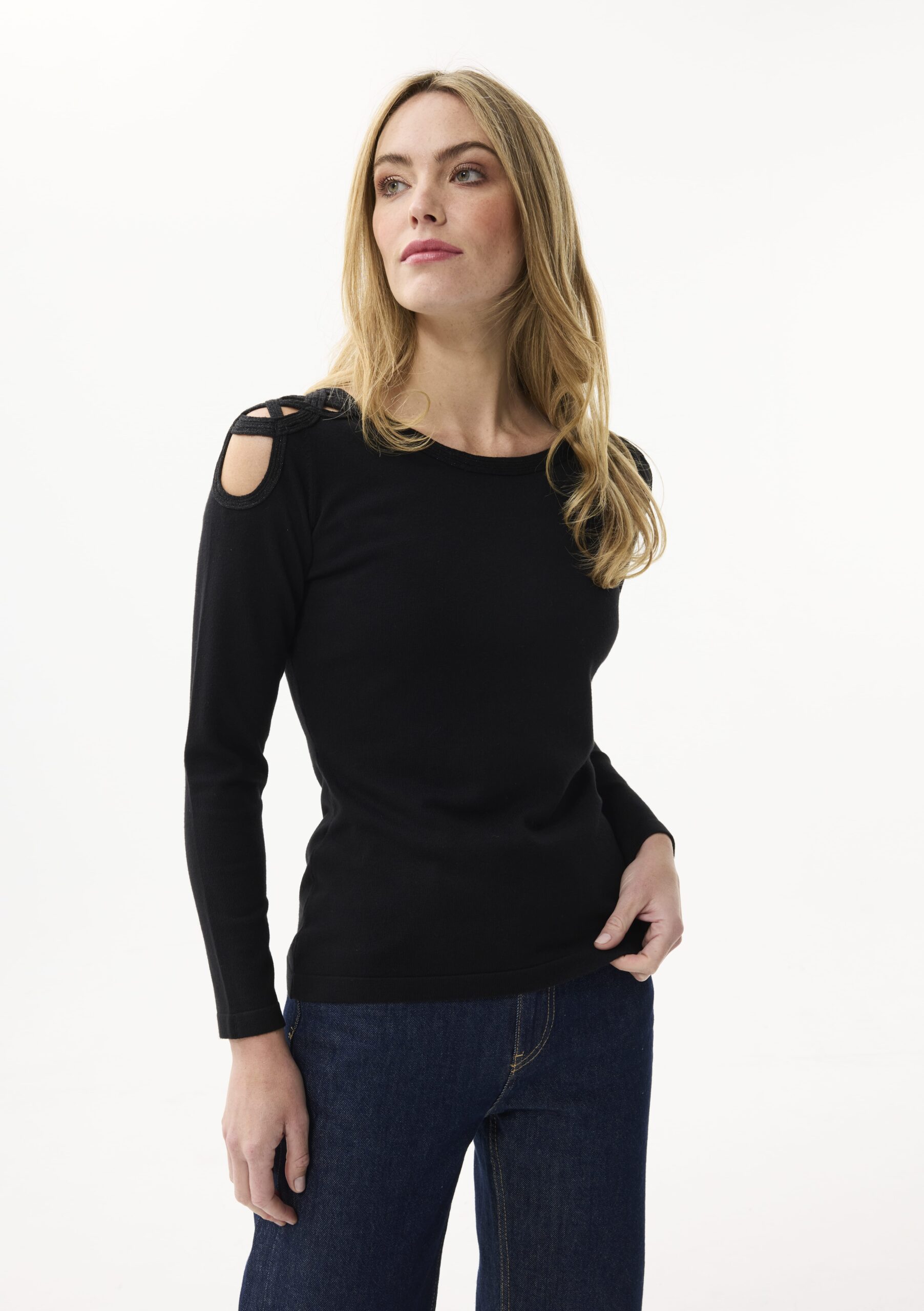 חולצה עם כתפיים פתוחות מבד סריג