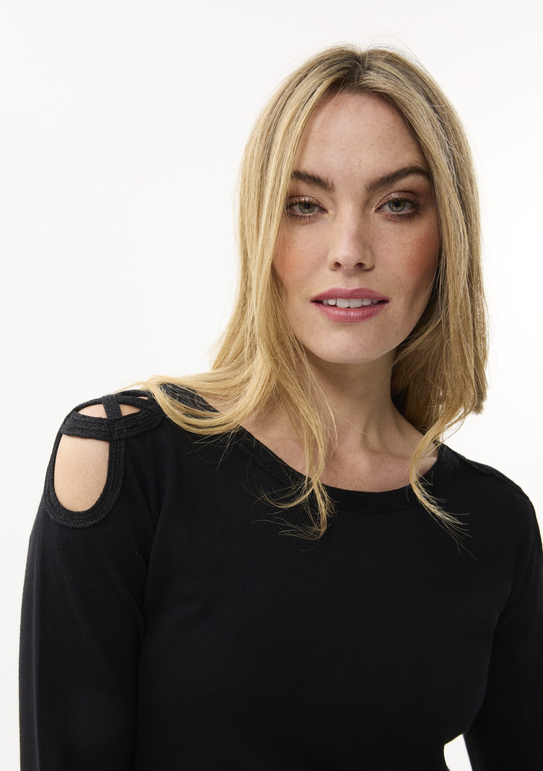 חולצה עם כתפיים פתוחות מבד סריג