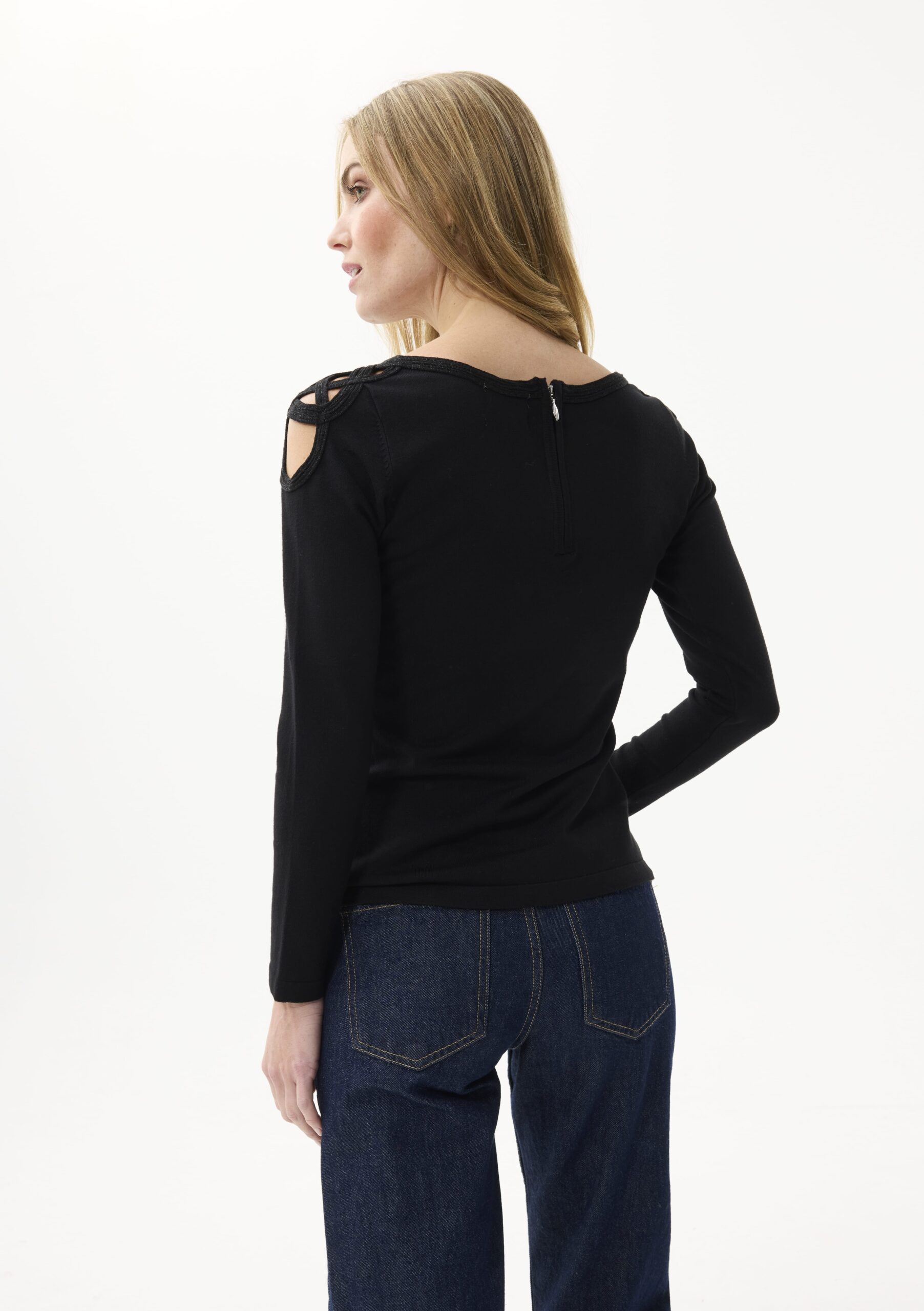 חולצה עם כתפיים פתוחות מבד סריג