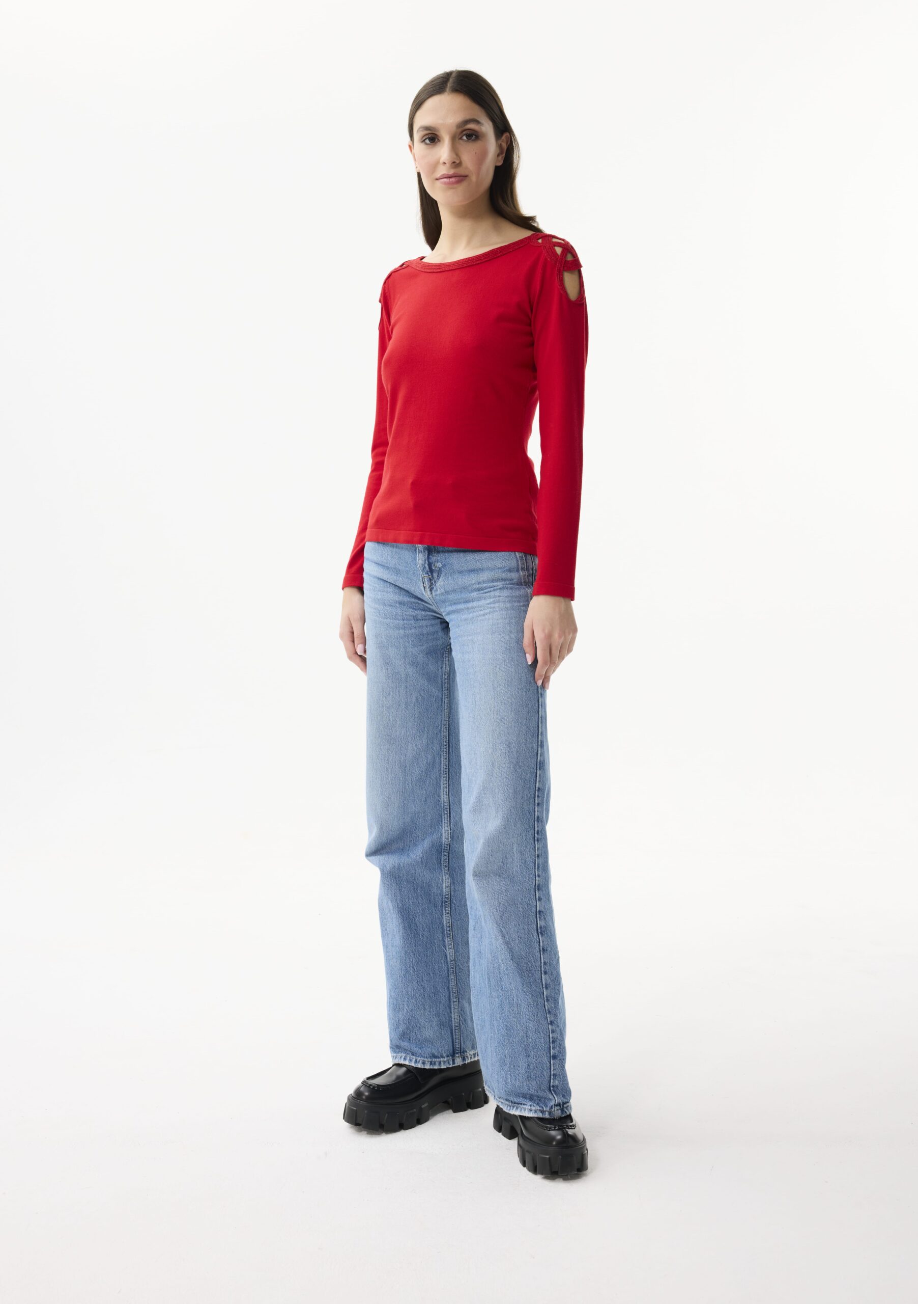 חולצה עם כתפיים פתוחות מבד סריג