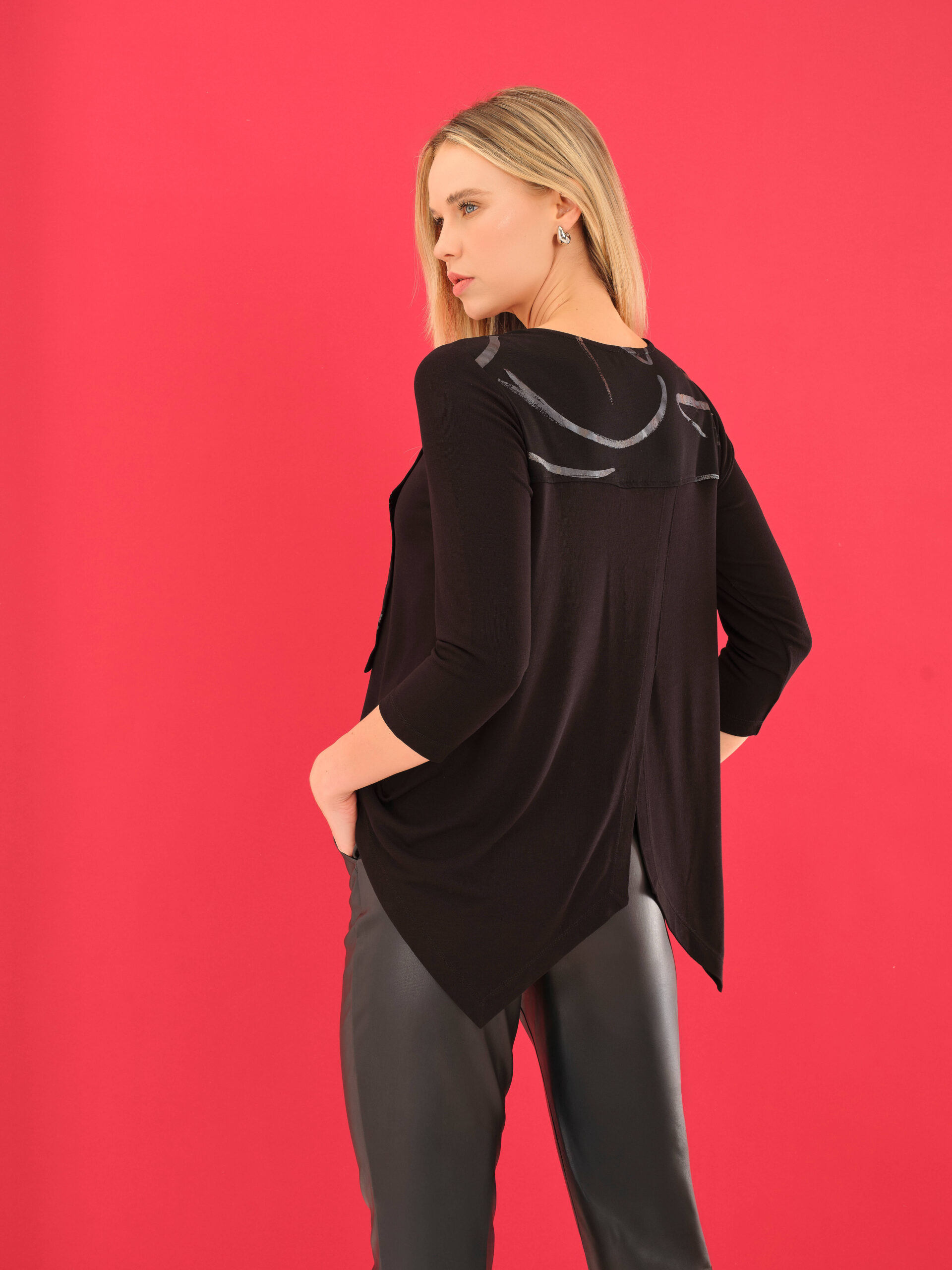 חולצה זורמת במראה מודרני