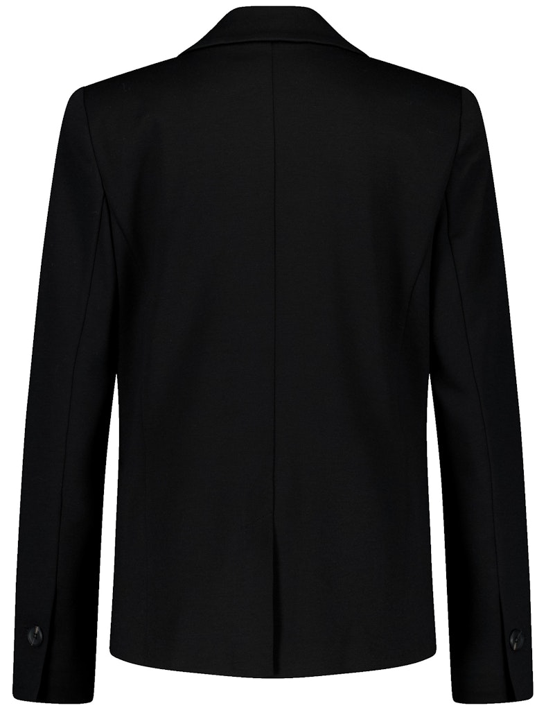 בלייזר שחור מחוייט אלגנטי