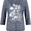 GERRY-WEBER-_2252_8141_170129-56011 חולצה בהדפס פרחוני כחול עם כיתוב מודרני