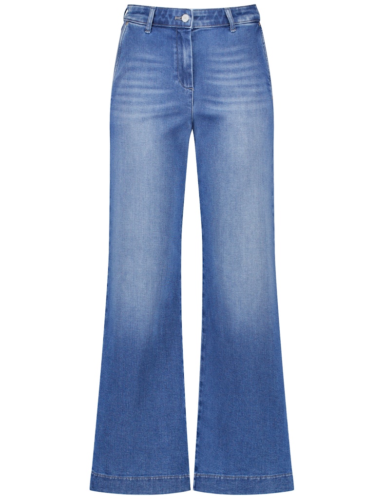 ג’ינס כחול אופנתי – בגזרה מתרחבת