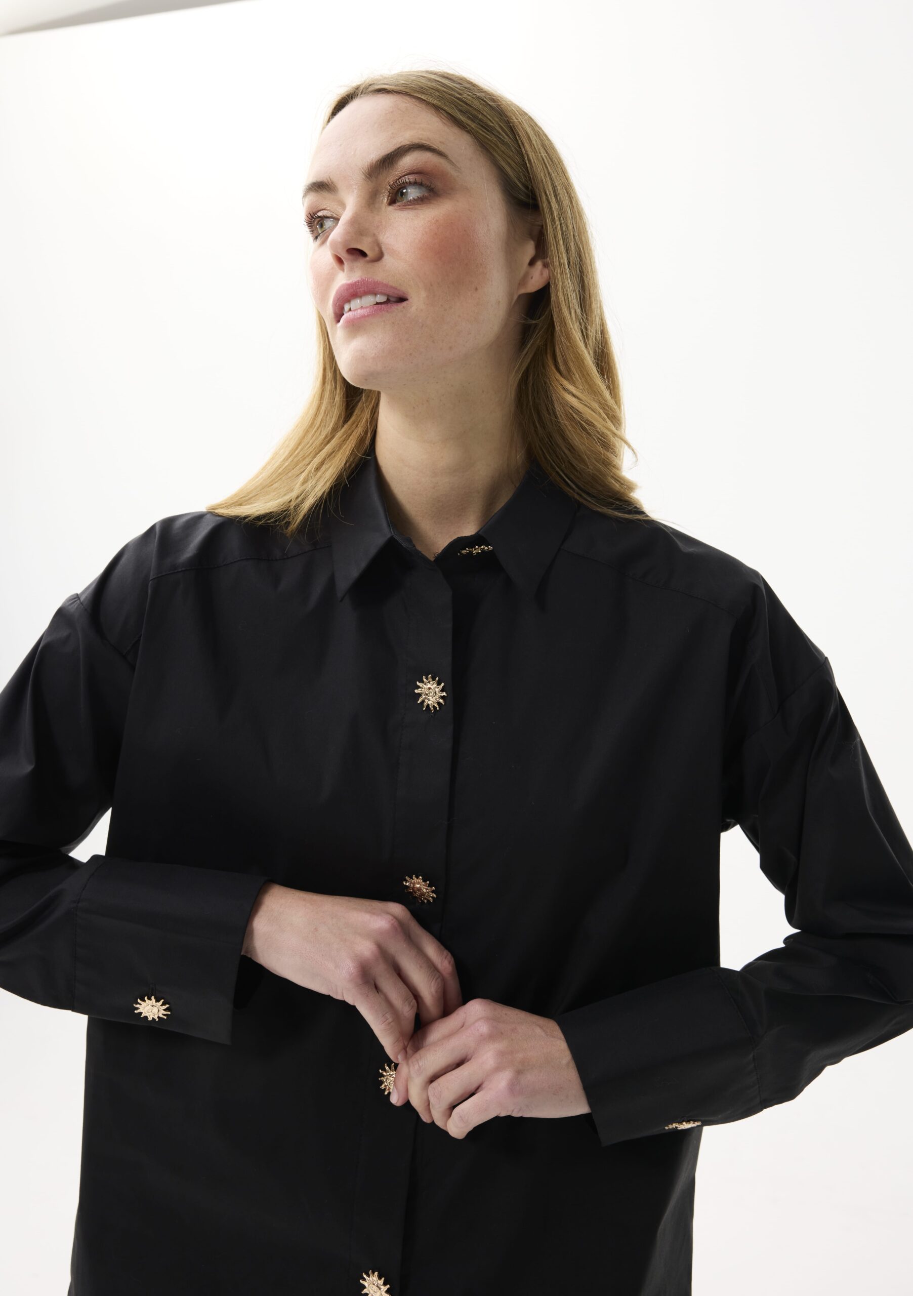 חולצה מכופתרת קלאסית מבד אלגנט