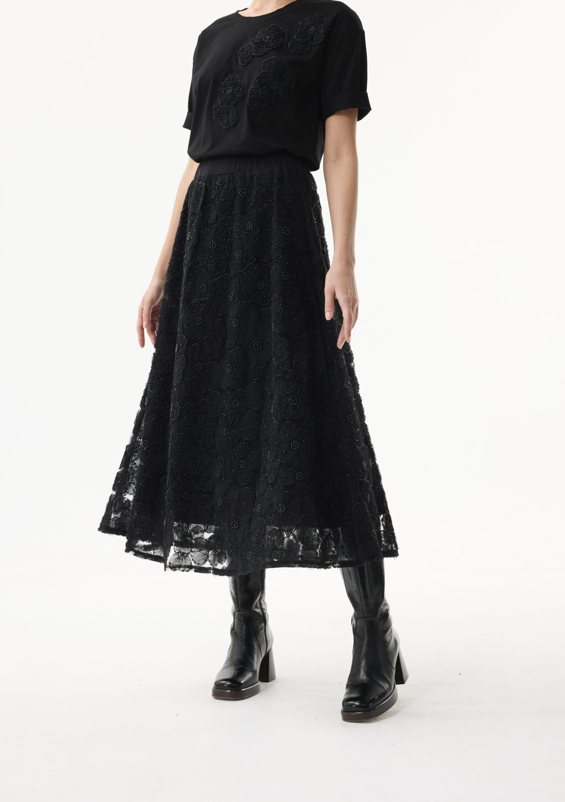 חצאית תחרה שחורה מבד עדין ומובנה