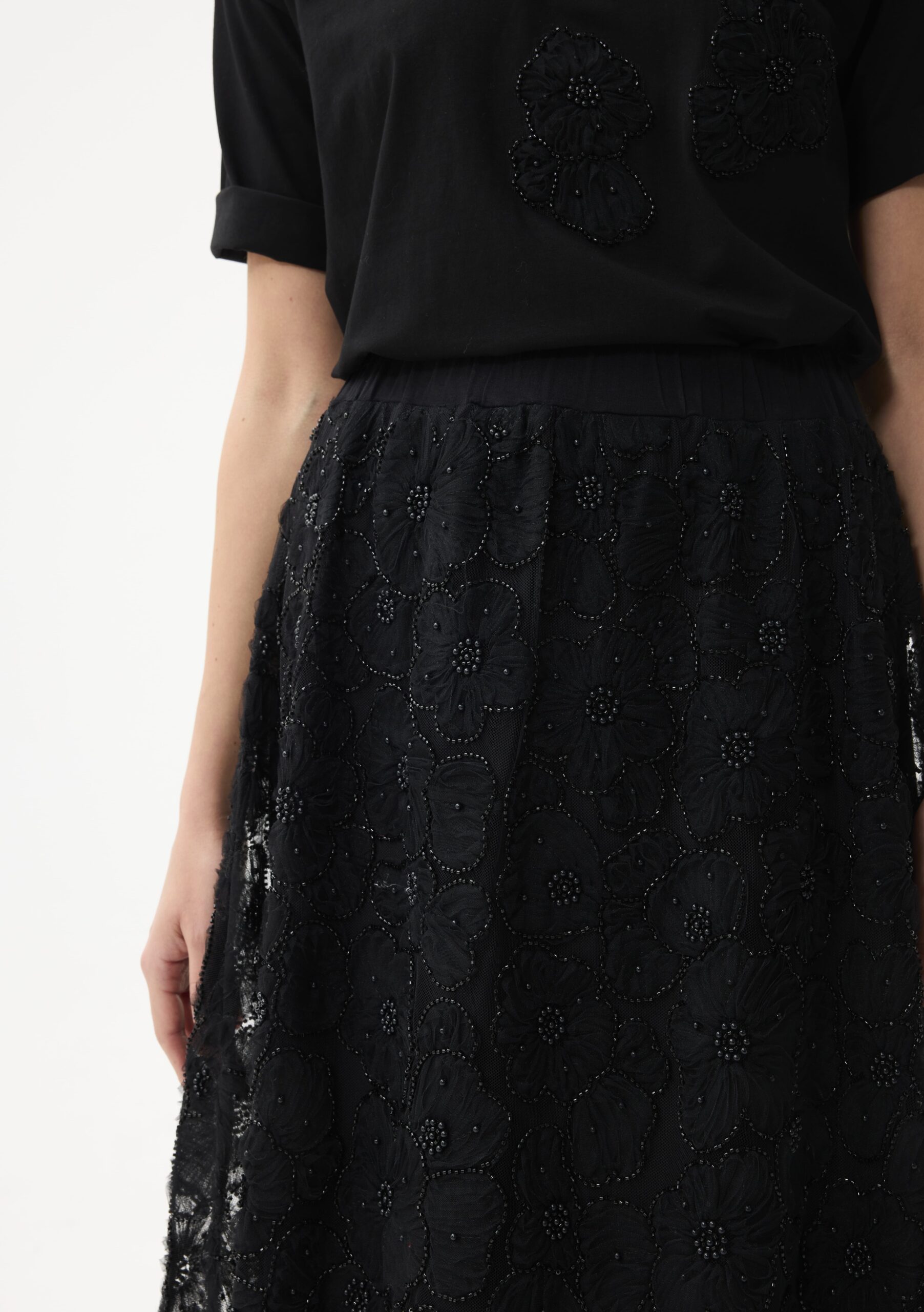 חצאית תחרה שחורה מבד עדין ומובנה