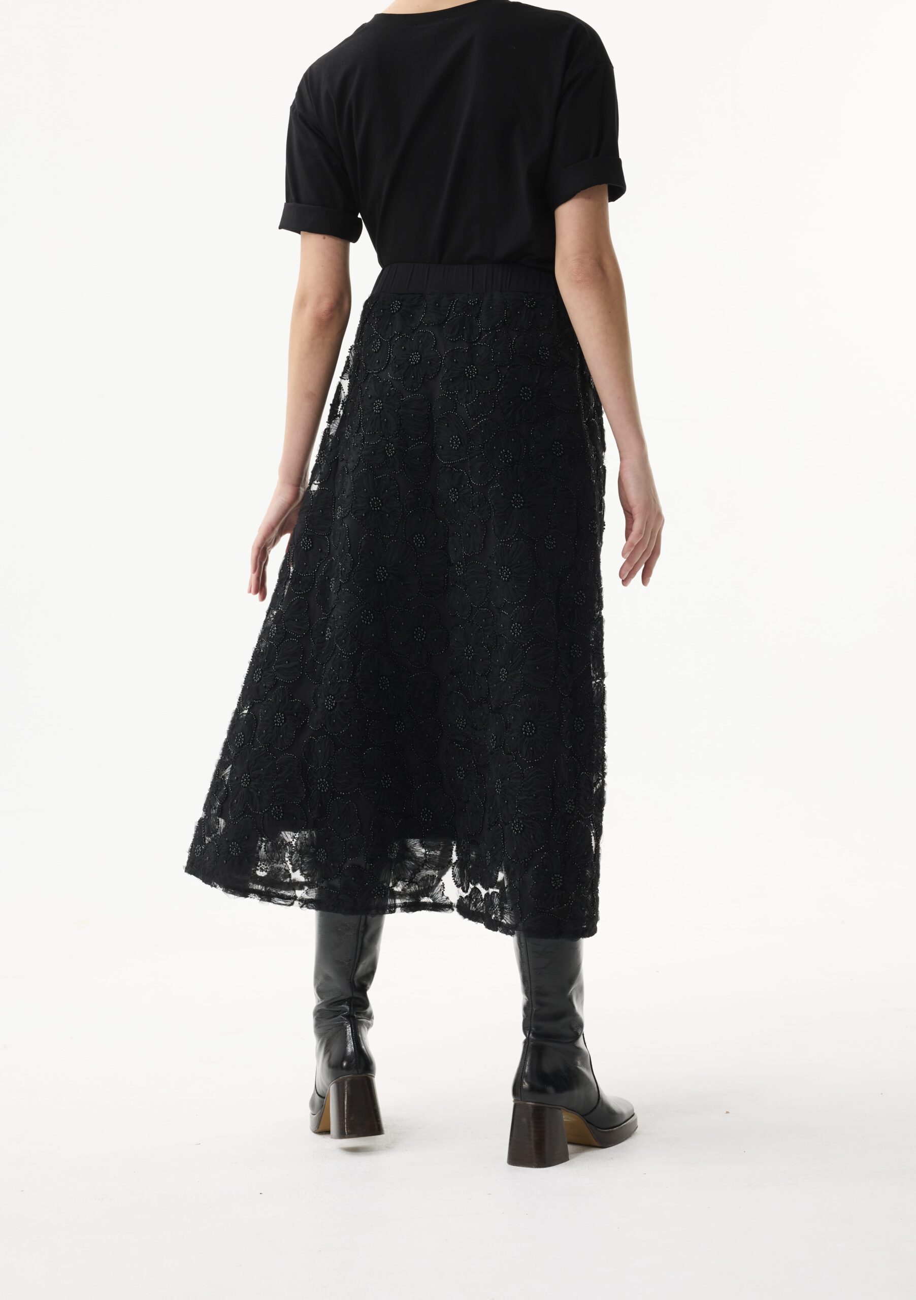 חצאית תחרה שחורה מבד עדין ומובנה