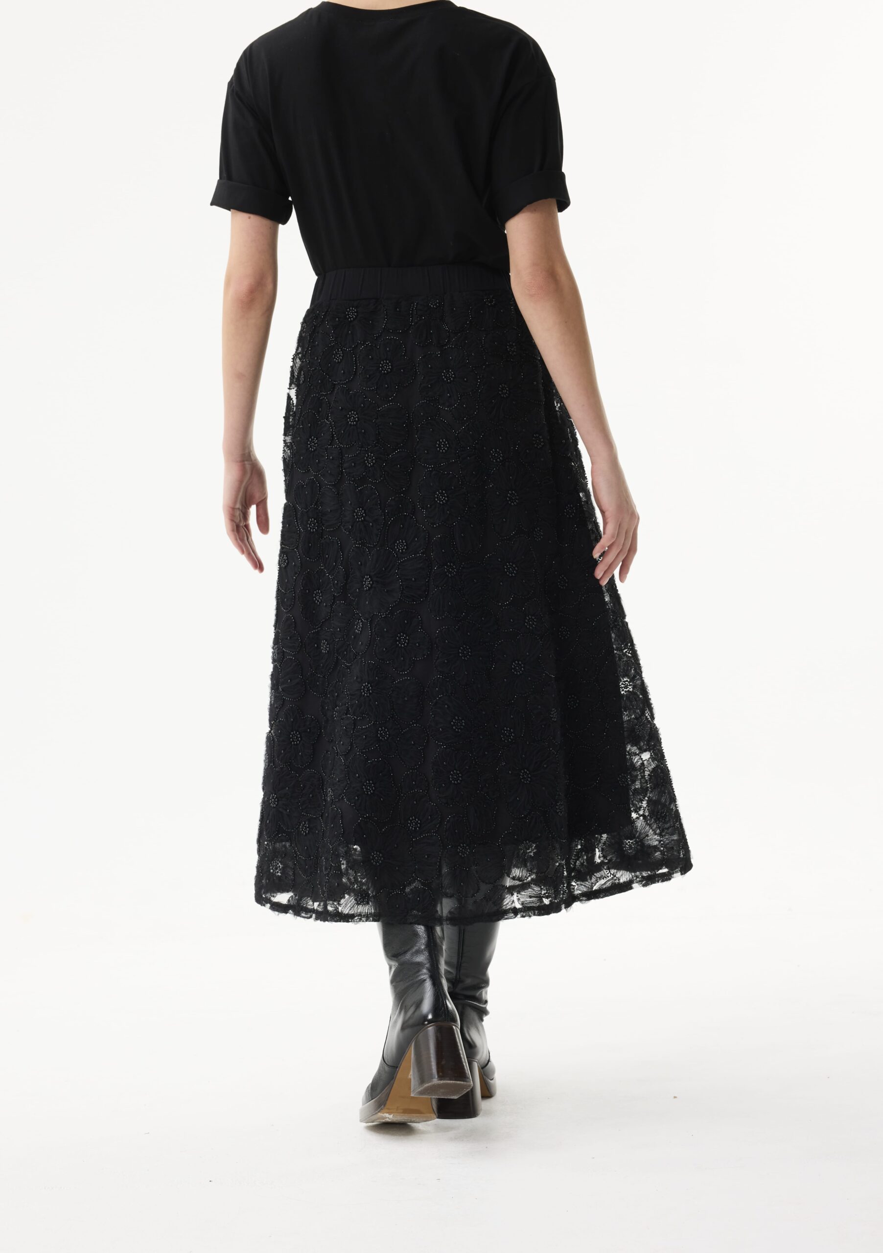 חצאית תחרה שחורה מבד עדין ומובנה