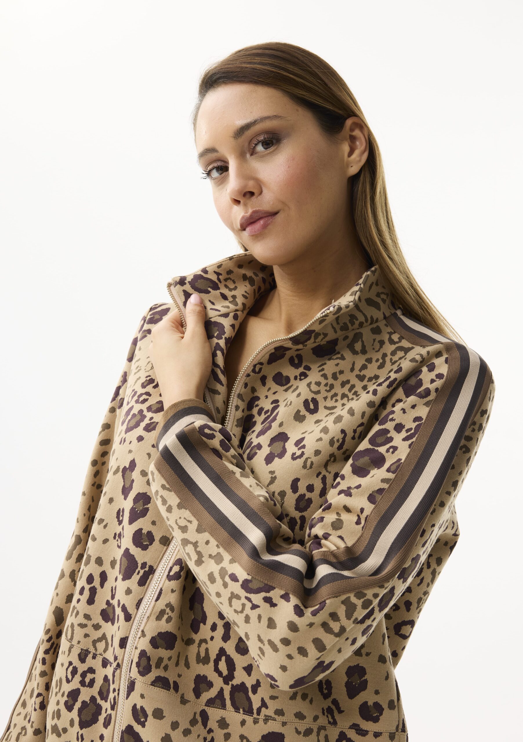 חולצת ז’קט מנומרת עם רוכסן