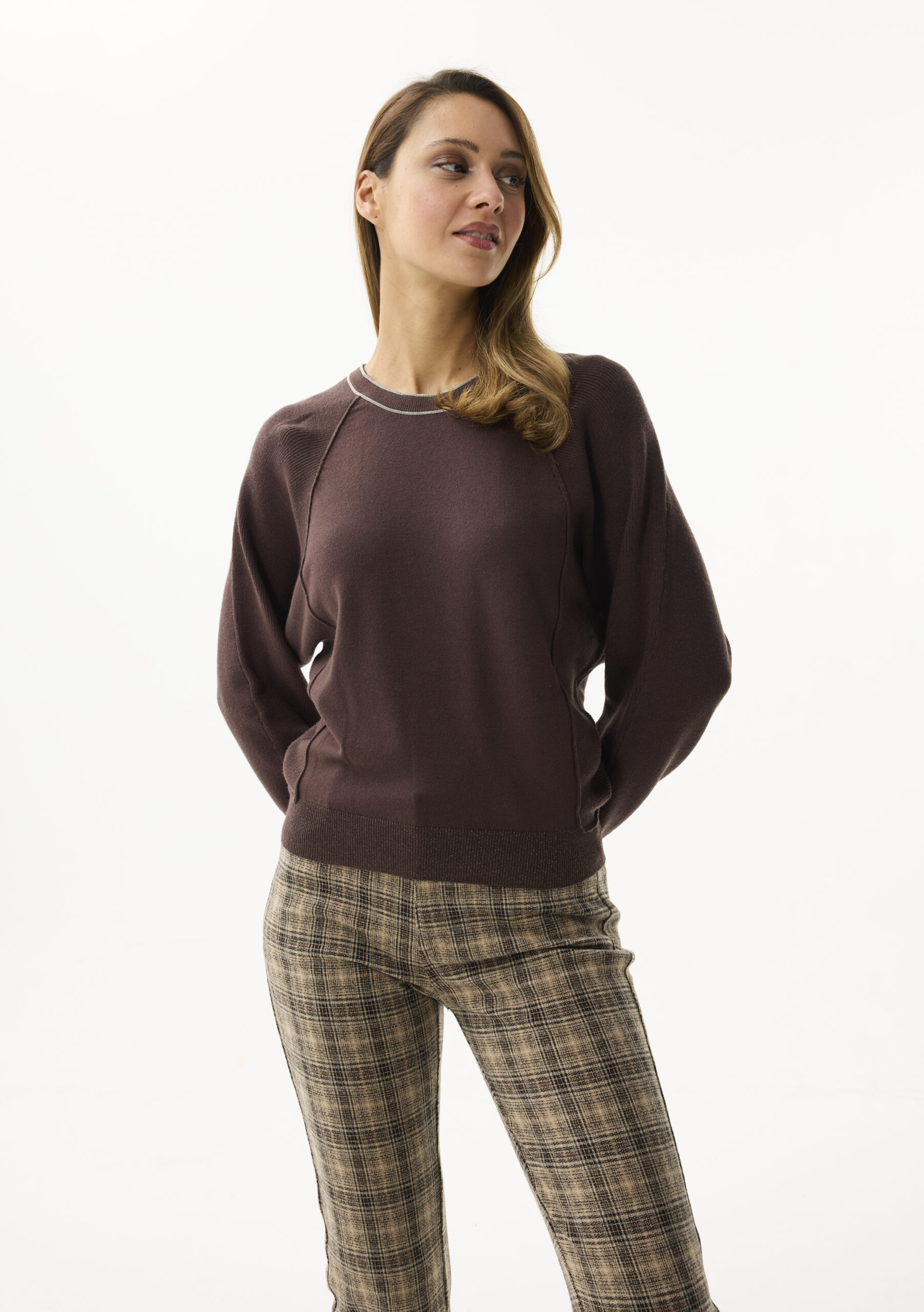 סוודר חום רך עם ברק עדין ונגיעה אלגנטית