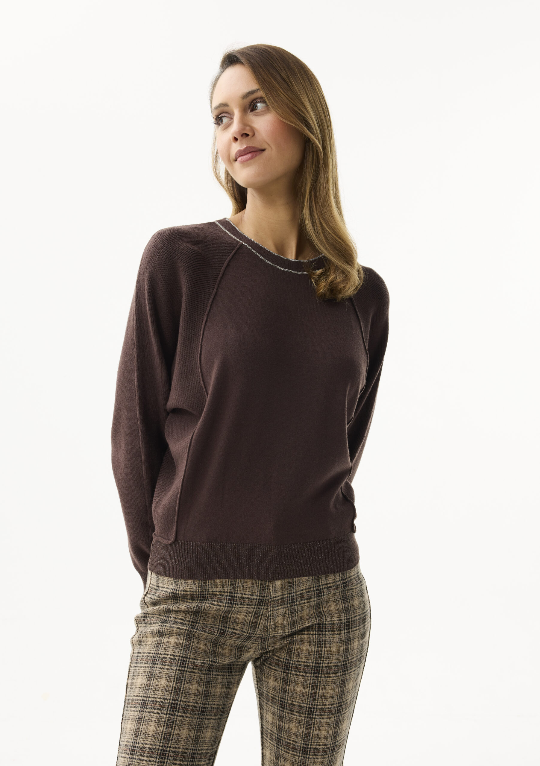 סוודר חום רך עם ברק עדין ונגיעה אלגנטית