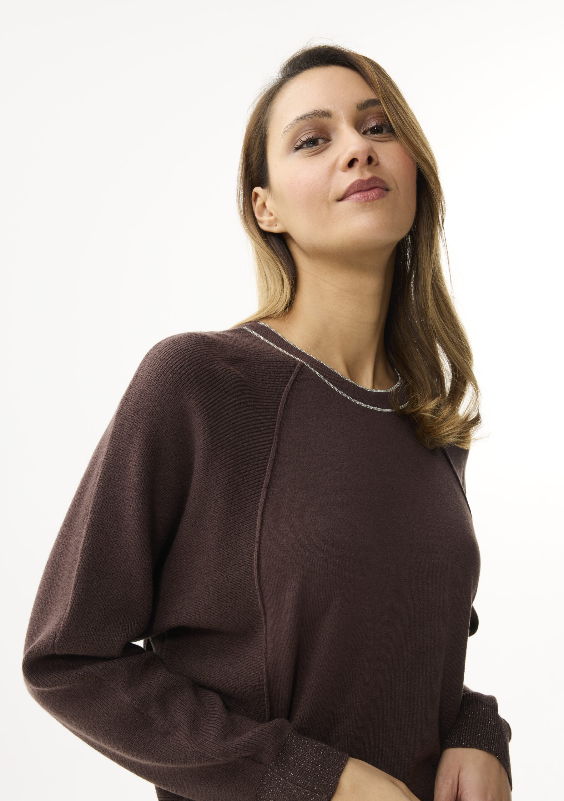 סוודר חום רך עם ברק עדין ונגיעה אלגנטית