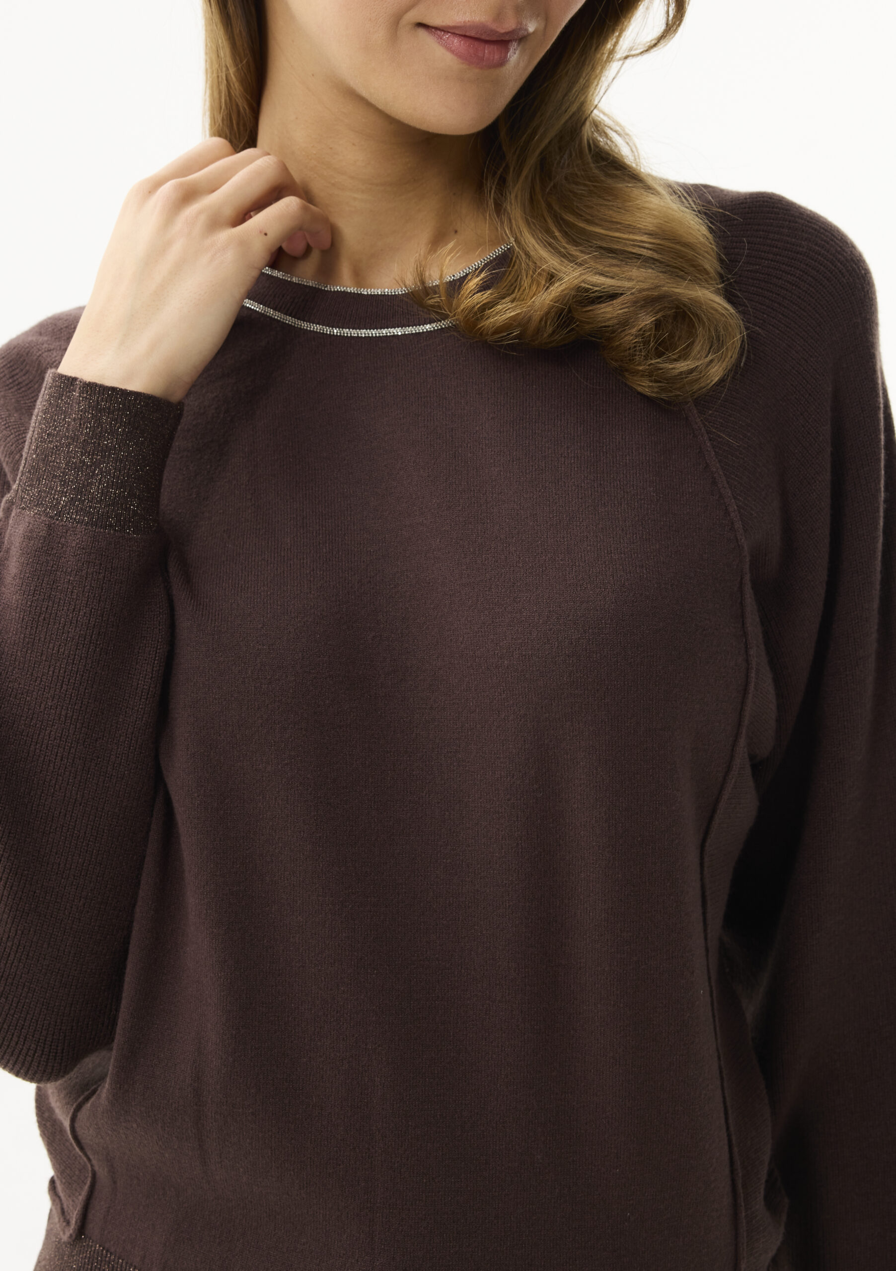 סוודר חום רך עם ברק עדין ונגיעה אלגנטית