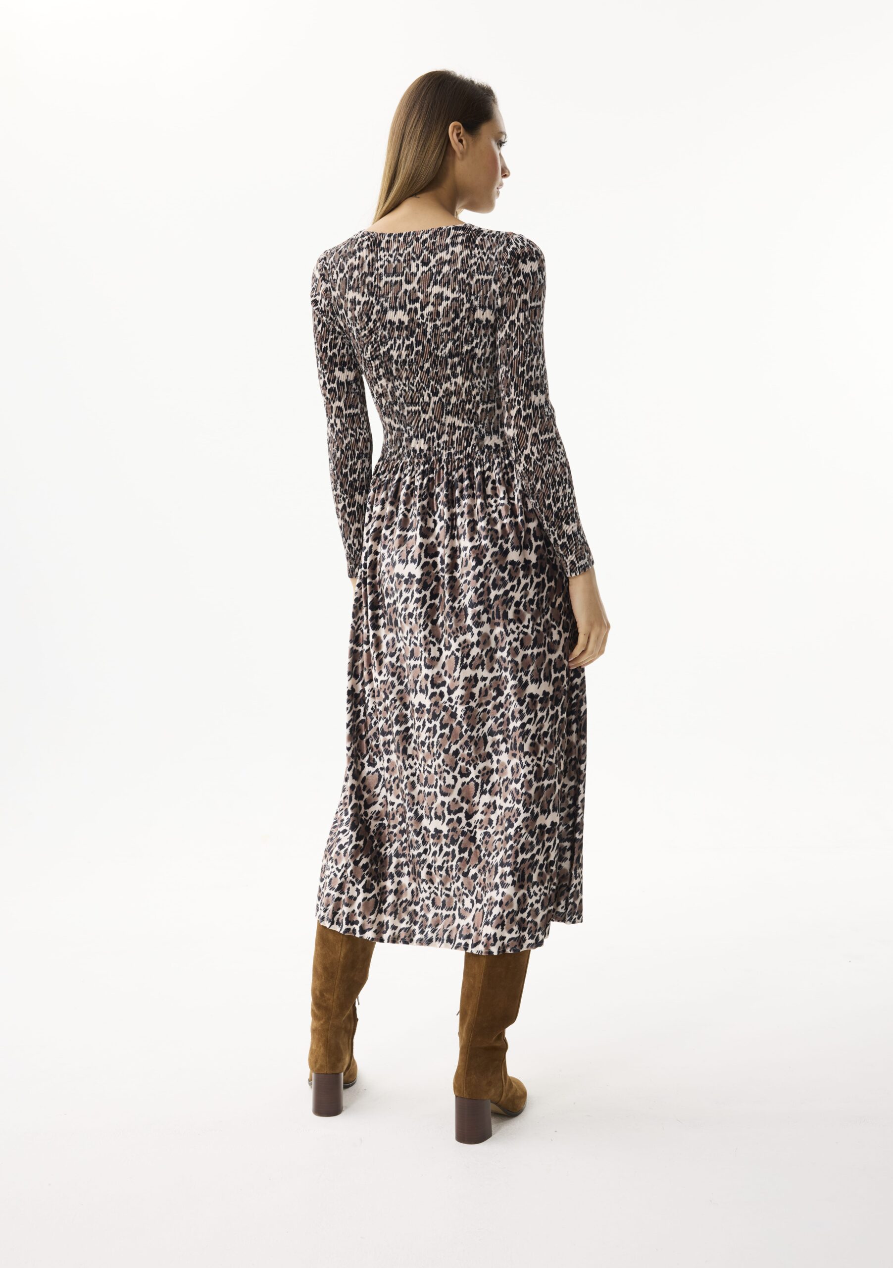 שמלת מקסי מנומרת מבד נעים ונשפך