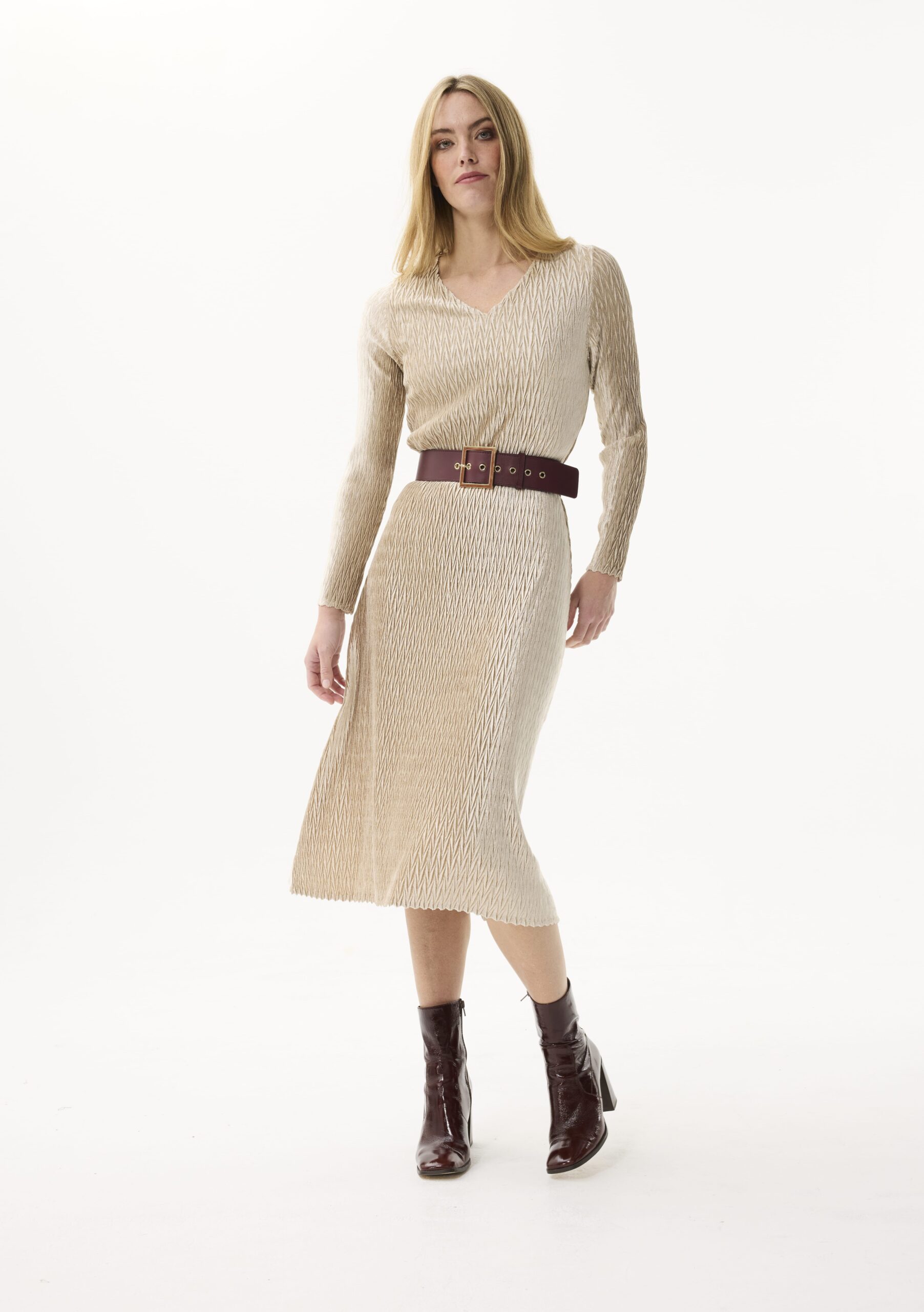 שמלת מידי בצבע שמפניה מבד גמיש ונשפך