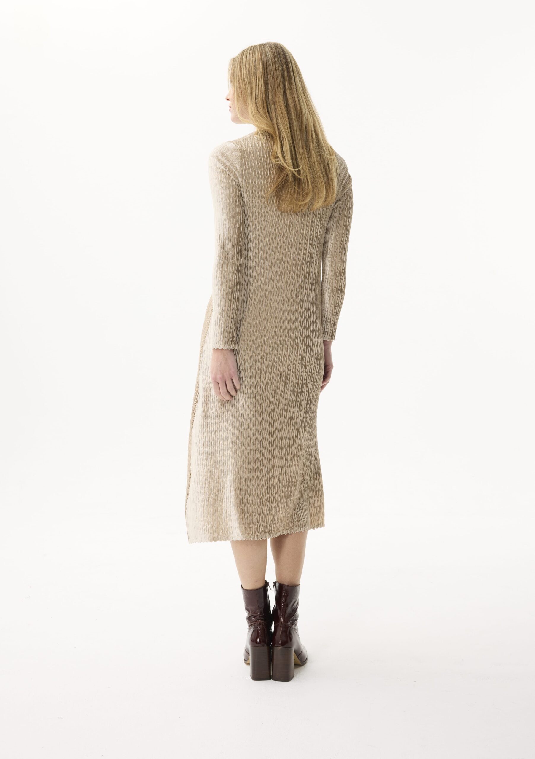 שמלת מידי בצבע שמפניה מבד גמיש ונשפך