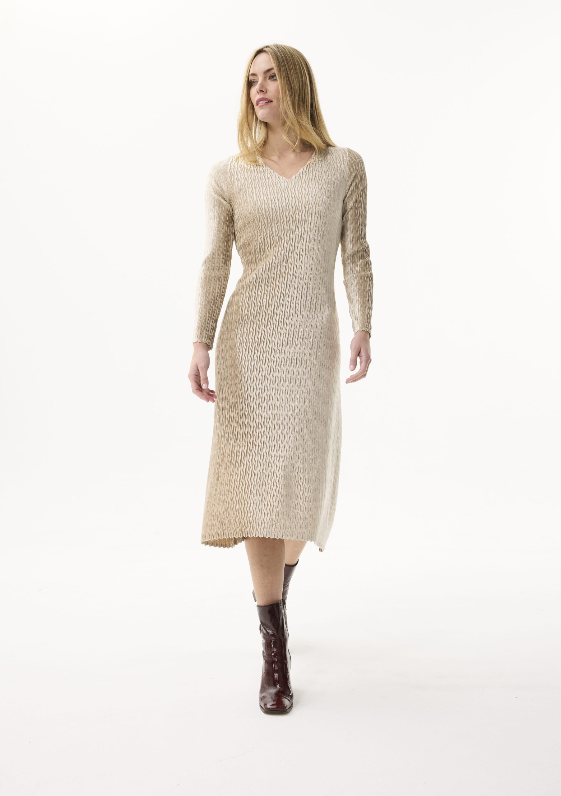 שמלת מידי בצבע שמפניה מבד גמיש ונשפך