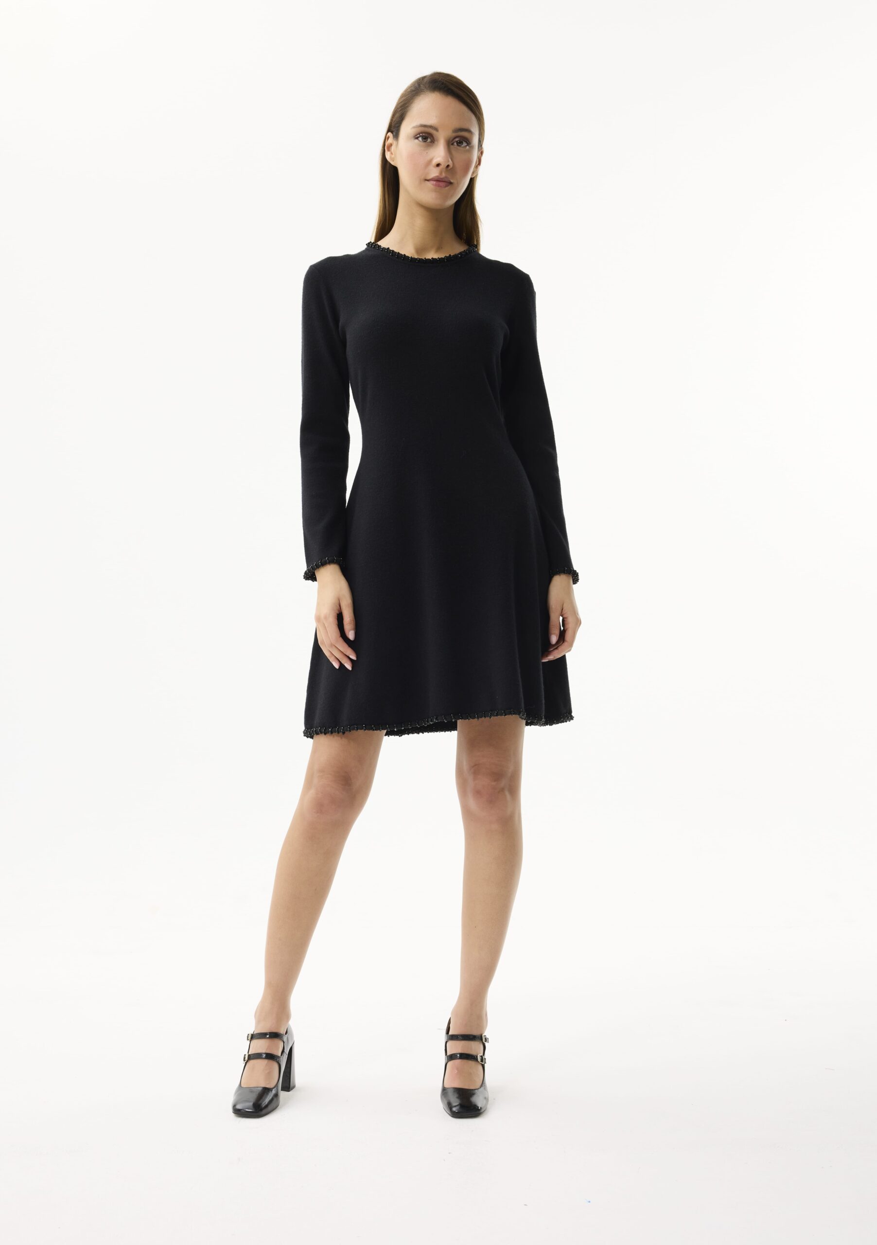 שמלה שחורה בגזרת A מחמיאה מבד סריג רך