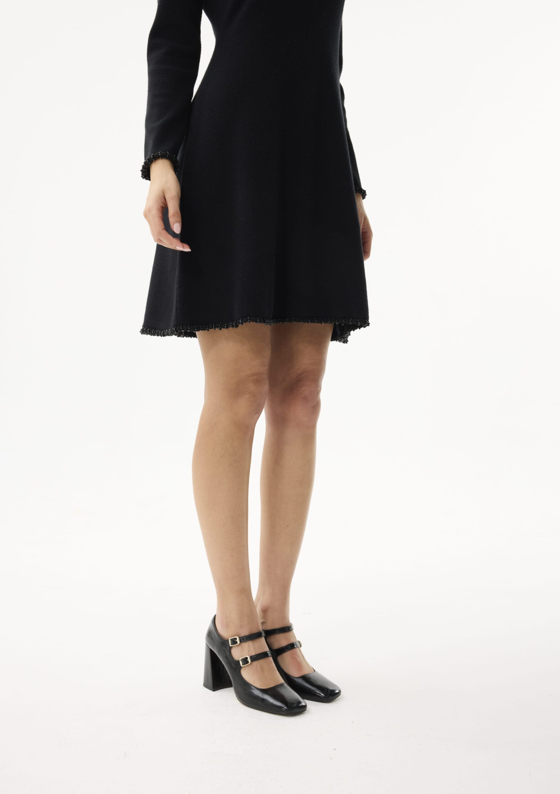 שמלה שחורה בגזרת A מחמיאה מבד סריג רך