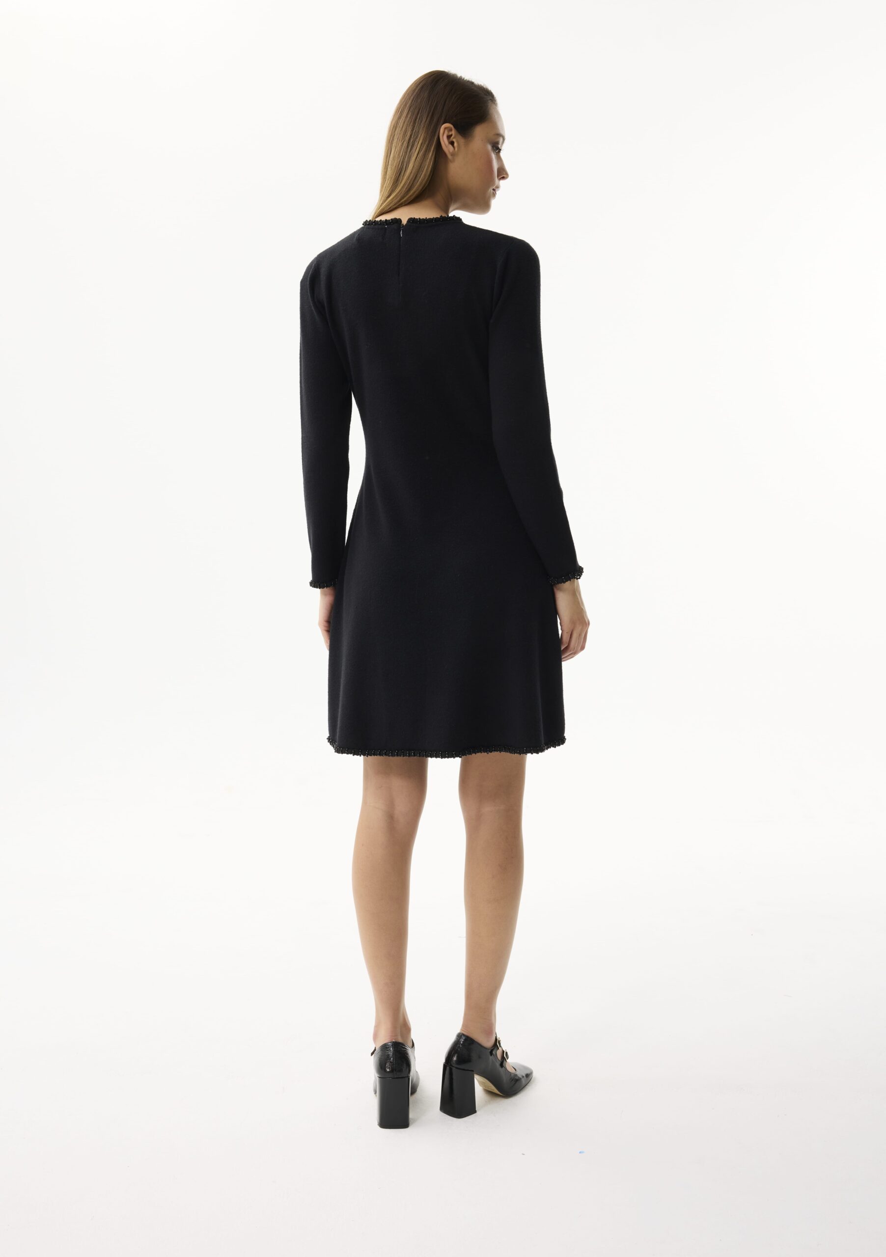 שמלה שחורה בגזרת A מחמיאה מבד סריג רך