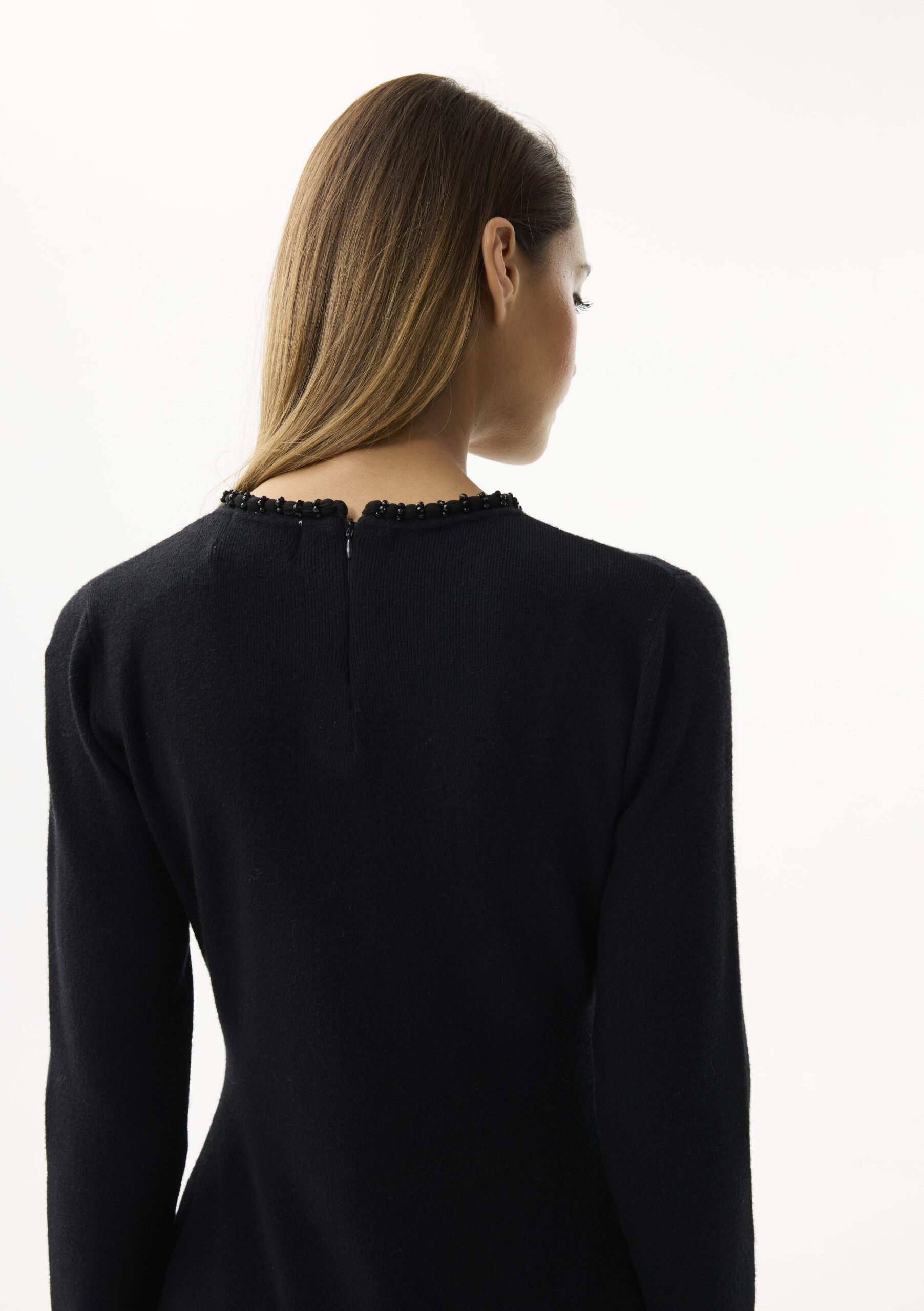 שמלה שחורה בגזרת A מחמיאה מבד סריג רך