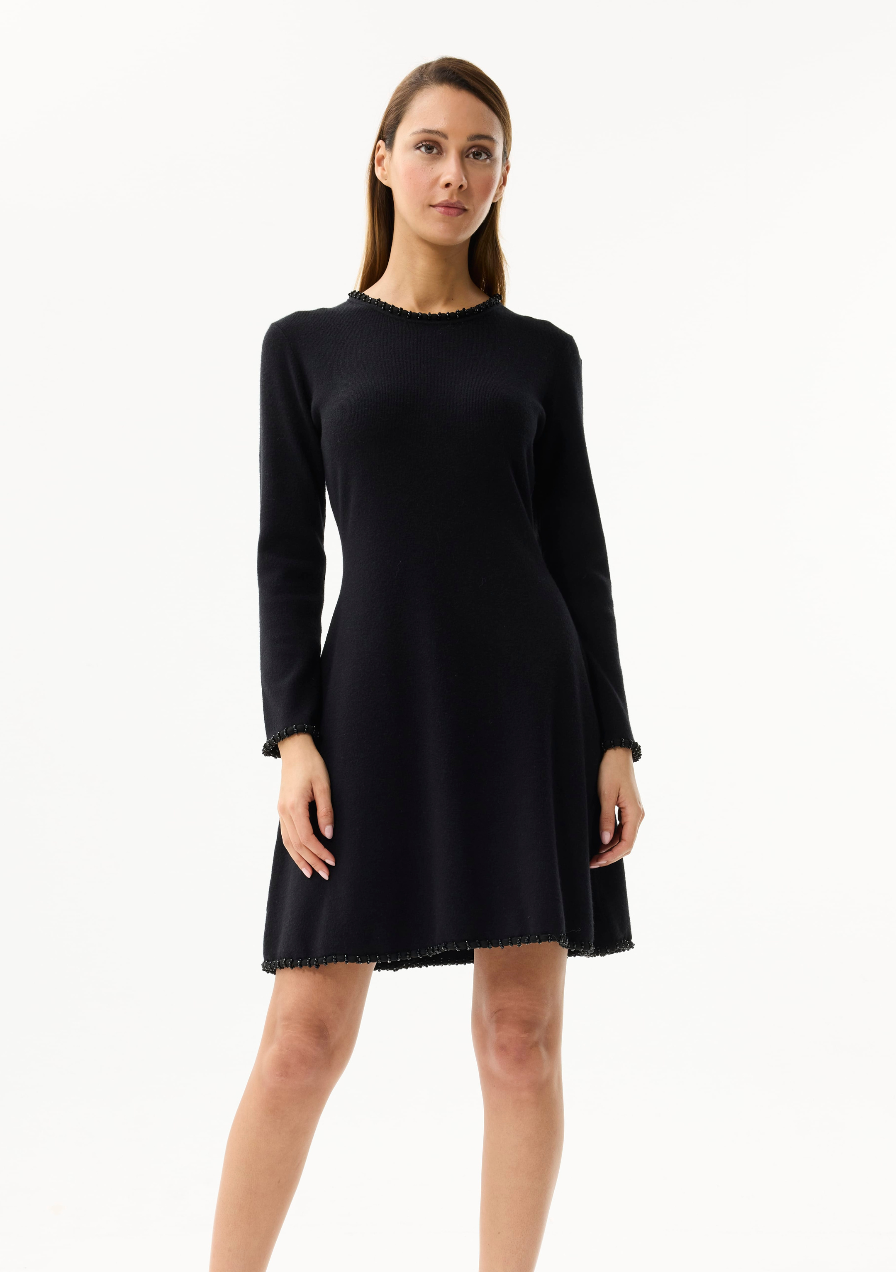 שמלה שחורה בגזרת A מחמיאה מבד סריג רך